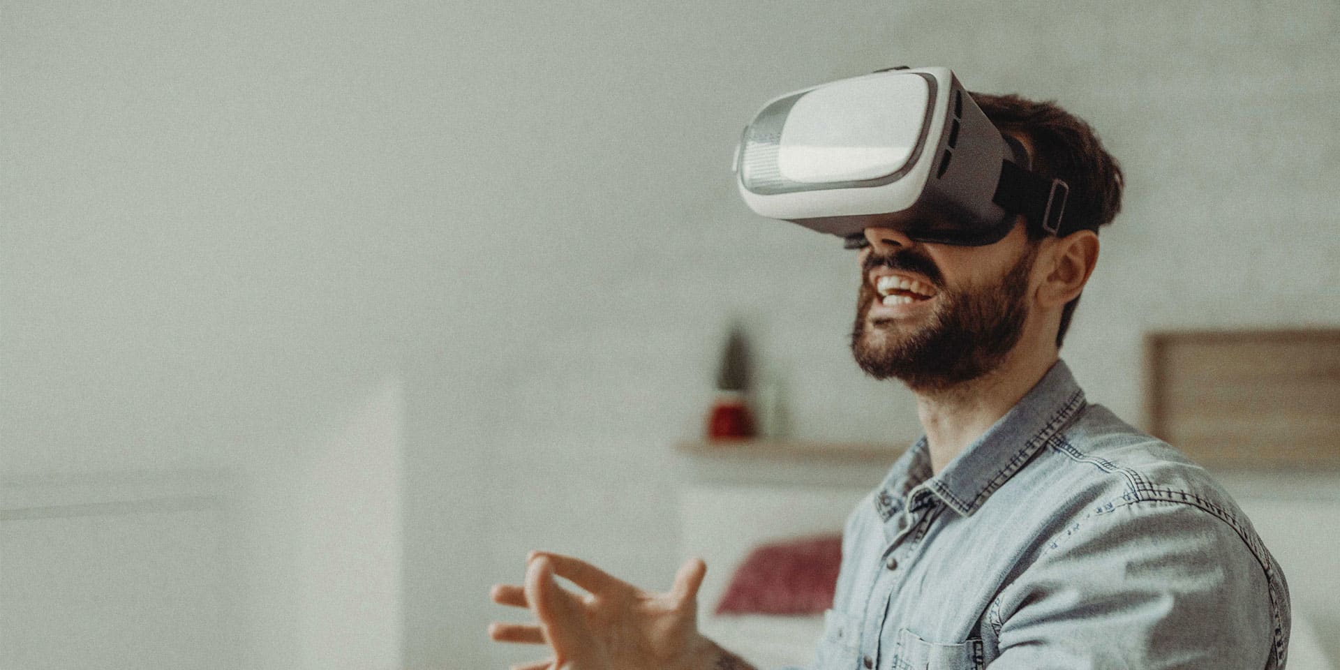 Titelbild zum Artikel "Berufe mit Zukunft": Mann mit VR-Brille