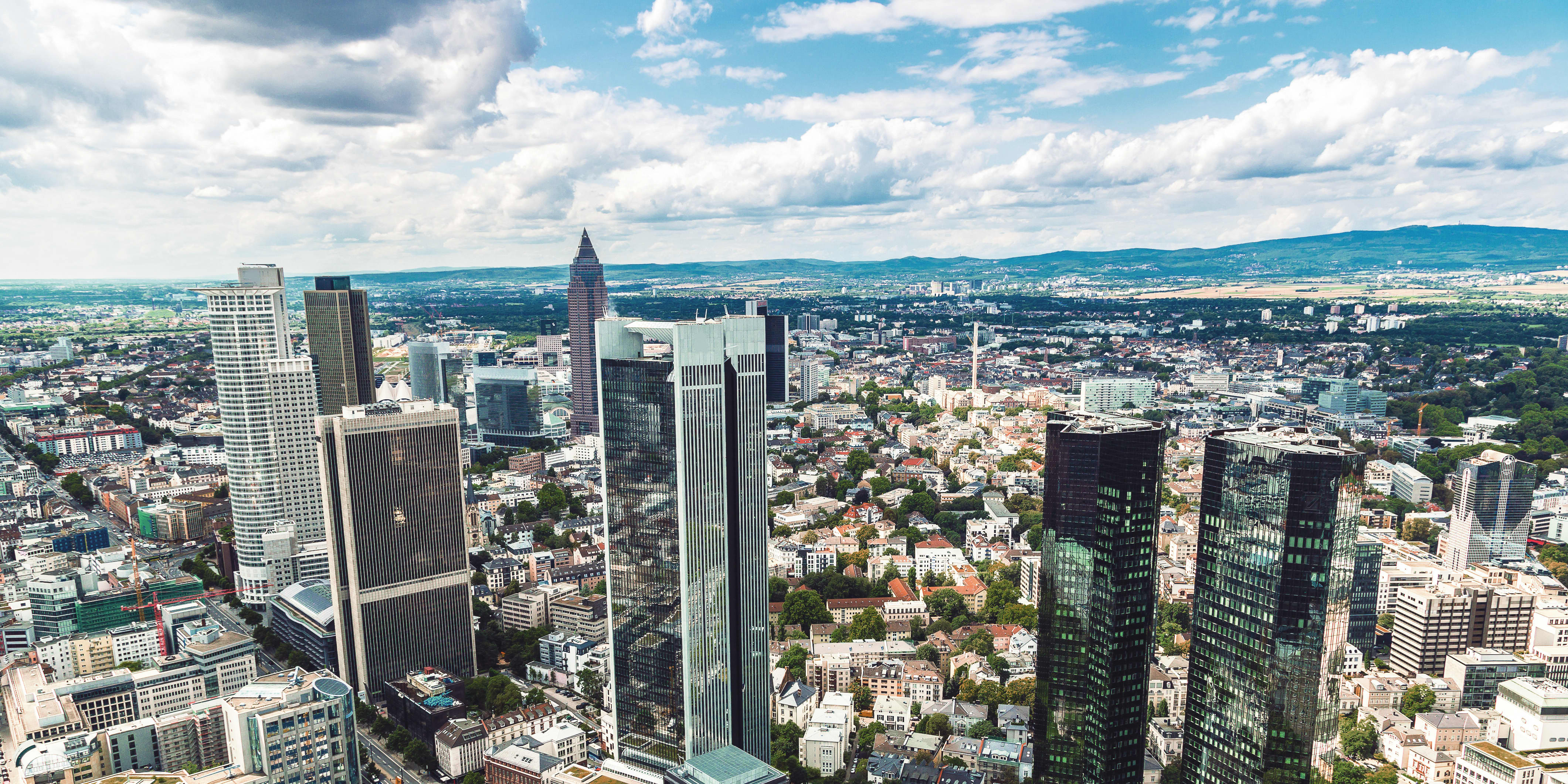 Titelbild für Infoseite "duales Studium BWL Frankfurt": Blick auf Hochhäuser
