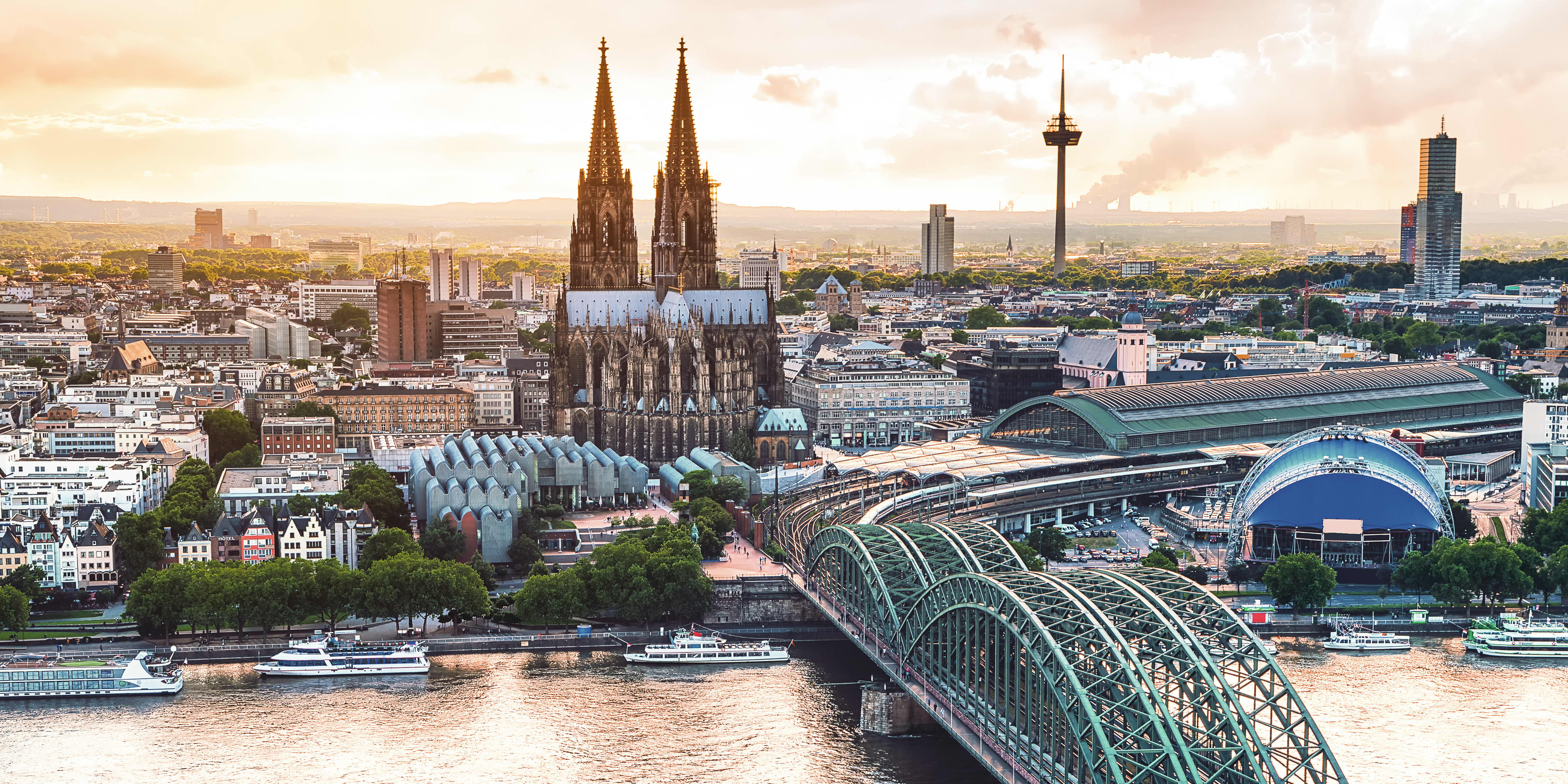 Titelbild für Infoseite "duales Studium soziale Arbeit NRW": Dom und Brücke über einem Fluss