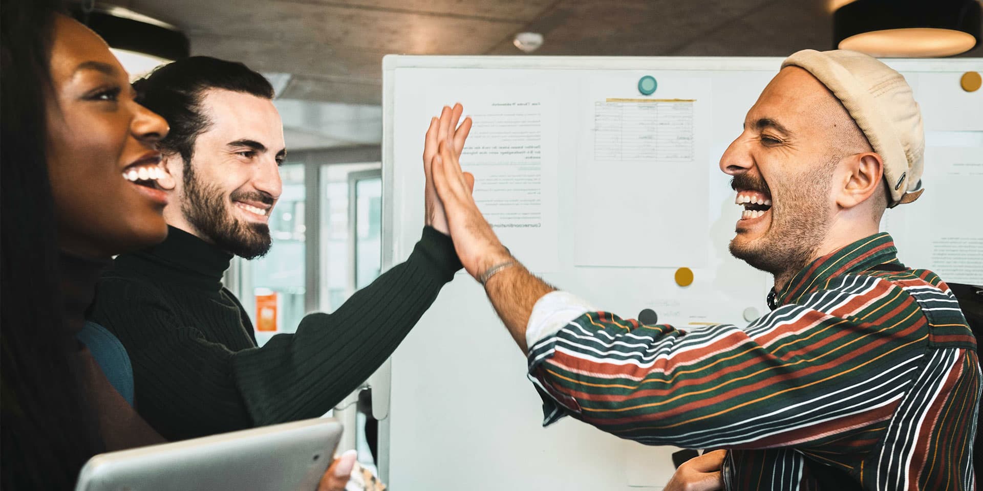 Ersti Tipps zum Start ins Studium - Gruppe Studierender begrüßt sich