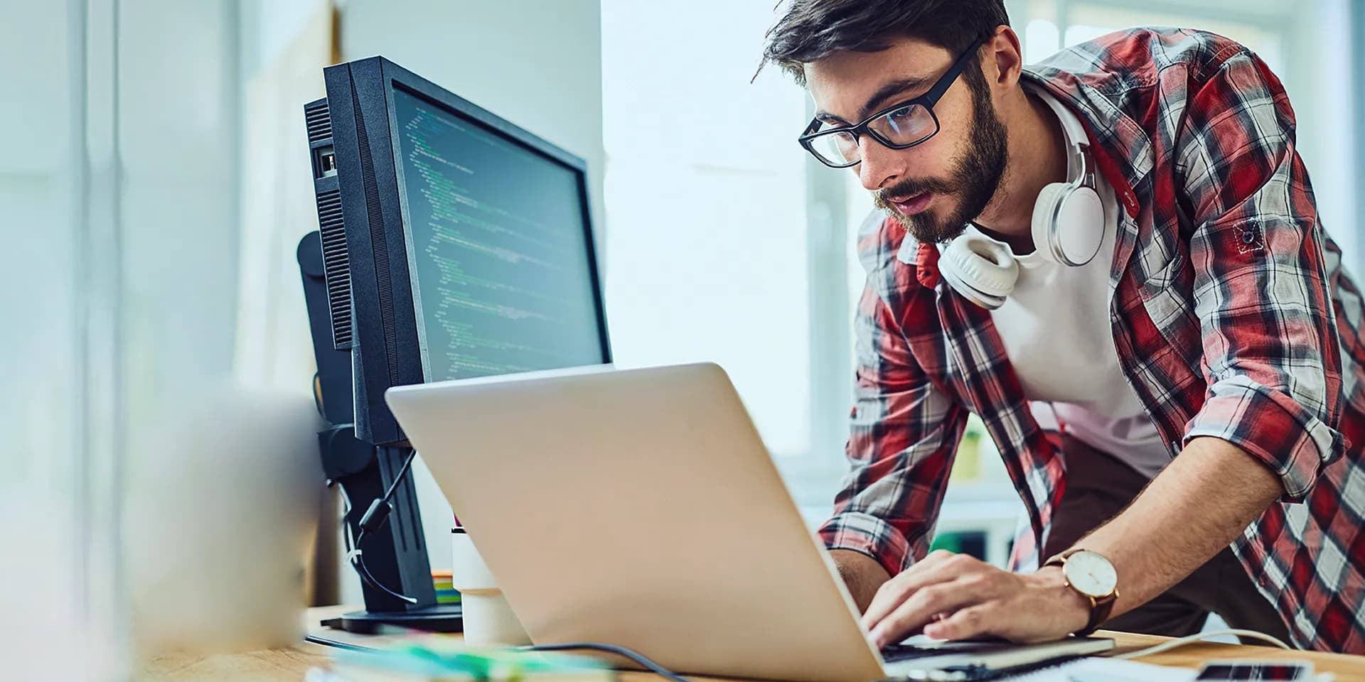 Titelbild zum Artikel "Informatik studieren ohne Abitur": Student arbeitet am Laptop