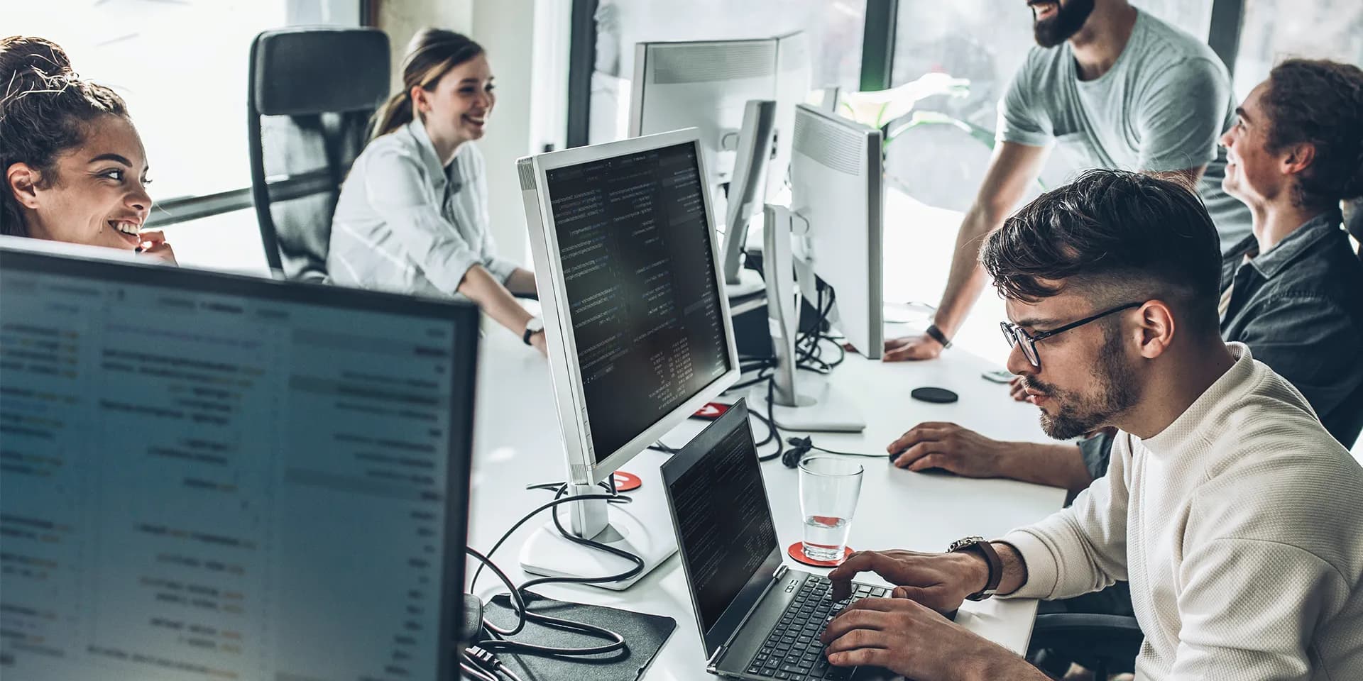 Titelbild zum Artikel "IT-Berufe": IT Kollegen im Büro