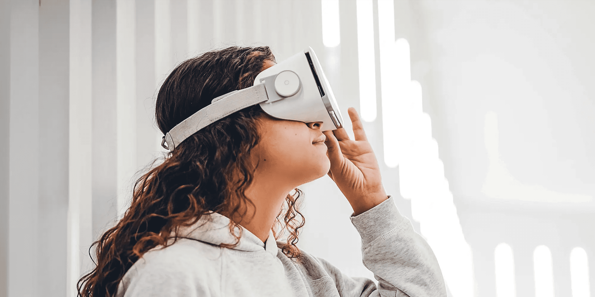 IU Magazin Kategorie "Innovation und Lerntrends": Studentin mit VR-Brille