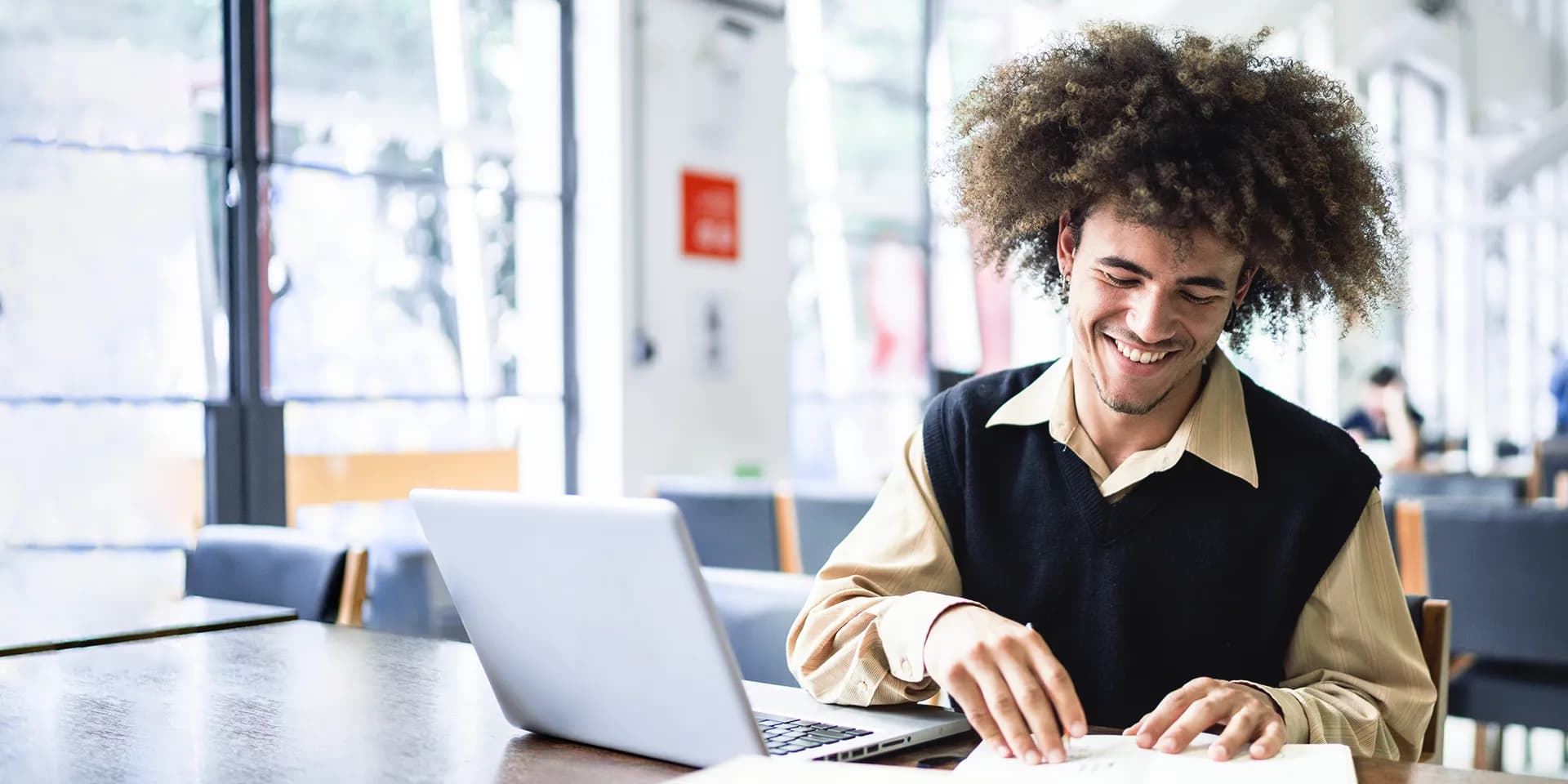 Student sitzt an wissenschaftlicher Arbeit