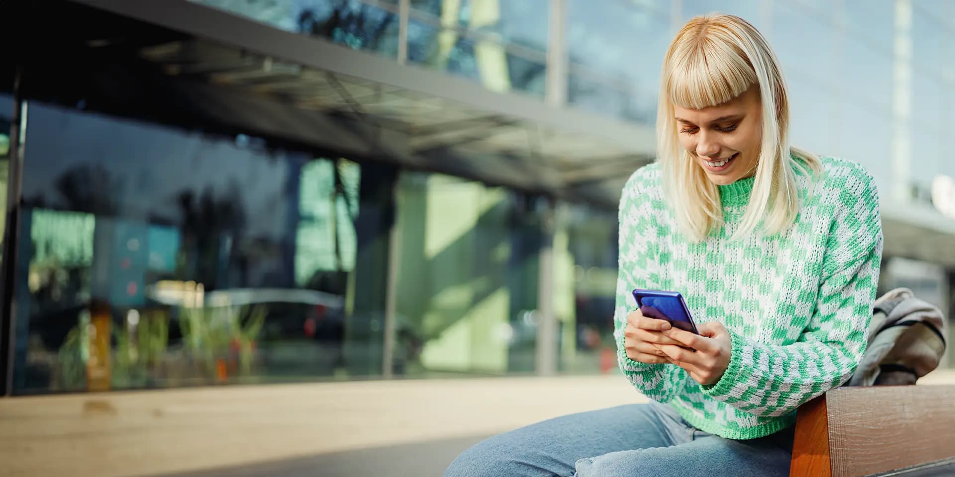 Titelbild für Artikel "Social Media Sucht": Junge Frau am Smartphone nutzt Social Media