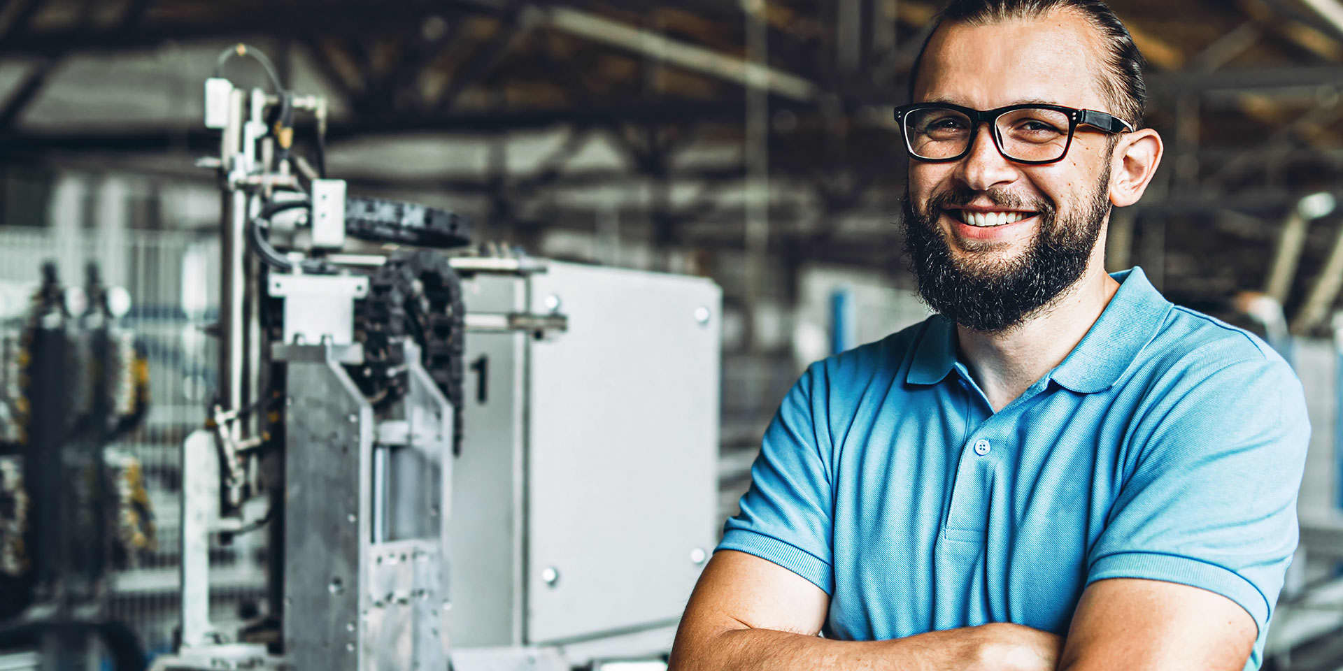 Titelbild zum Artikel "Was macht ein Ingenieur": Ingenieur steht in einer Maschinenhalle