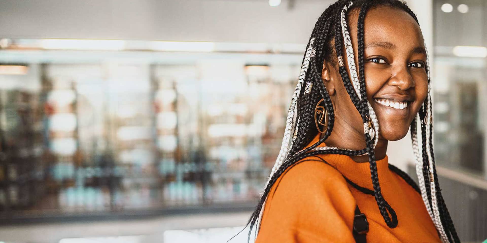 Was soll ich studieren? - Studentin in Bibliothek