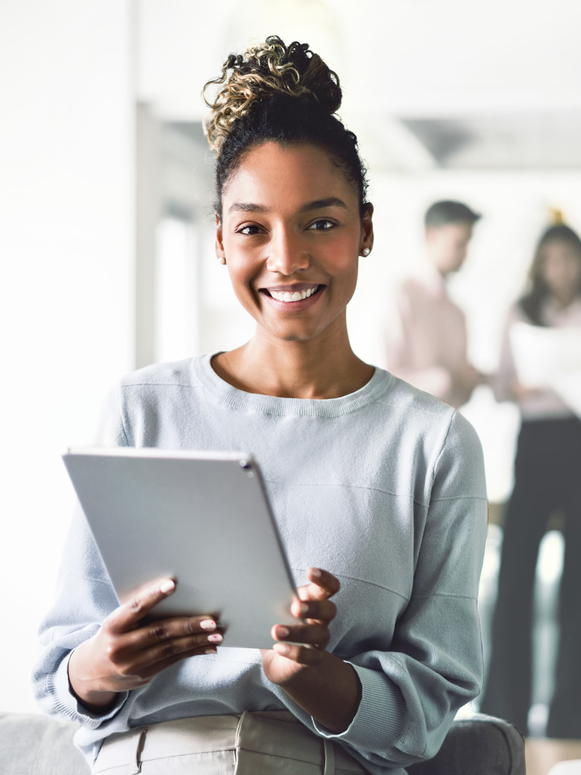 Titelbild für Infoseite "duales Studium Personalmanagement": Frau mit Tablet in einem Büro, AI-generated
