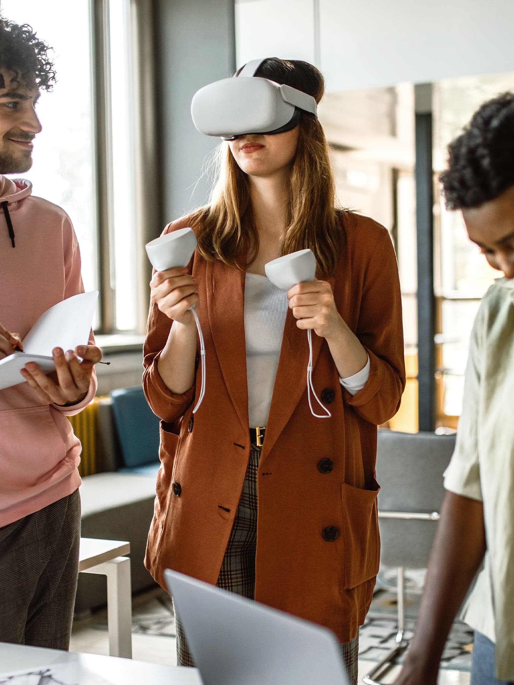 Karrieremöglichkeit “XR Developer”: Drei Studenten arbeiten mit VR Brille und Laptop
