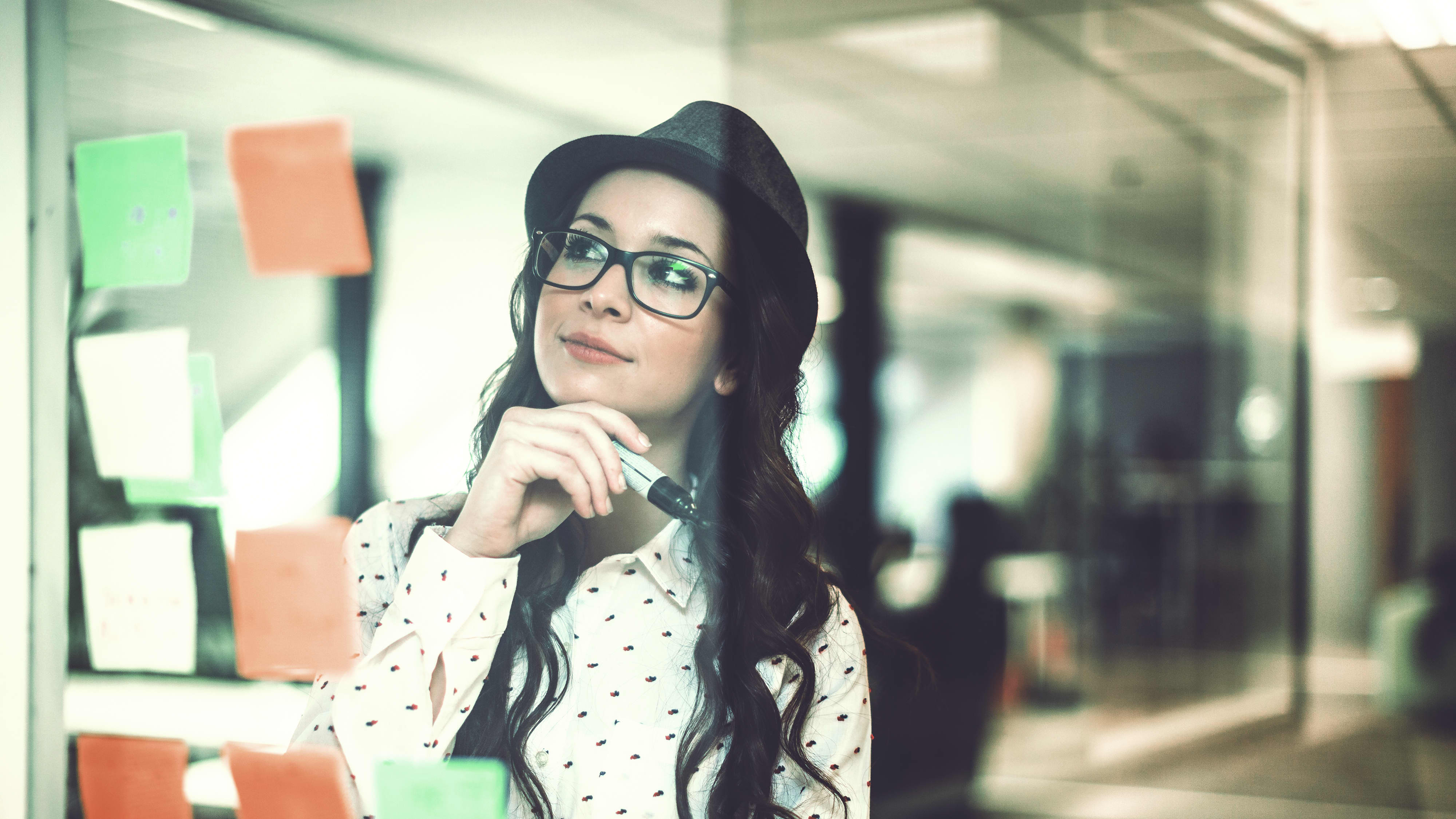 Karrieremöglichkeit “Qualiätsmanager:in”: Frau bei der Projektplanung im Büro