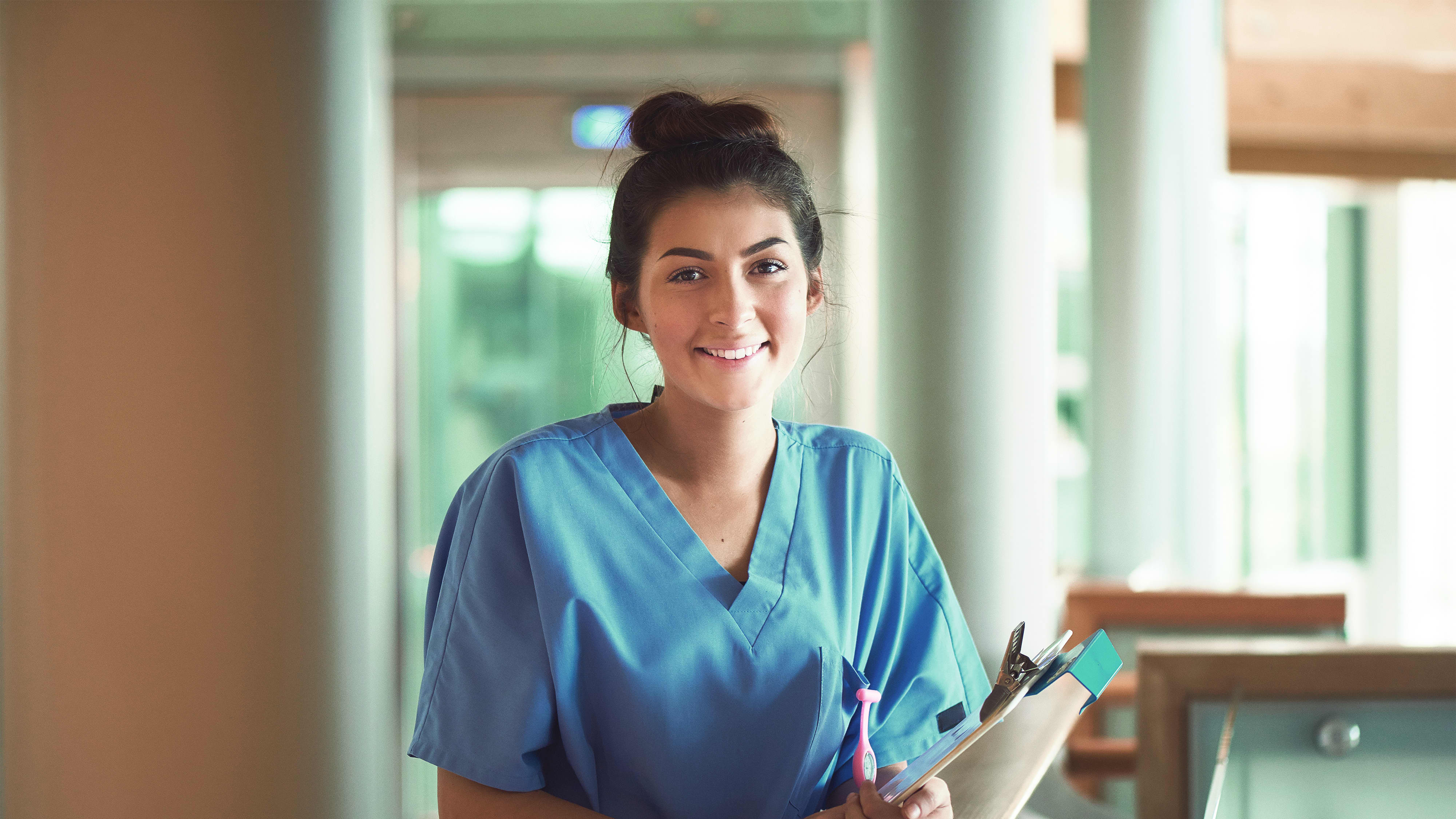 Titelbild für Studiengangseite duales Studium Gesundheitsmanagement: Pflegerin in Einrichtung