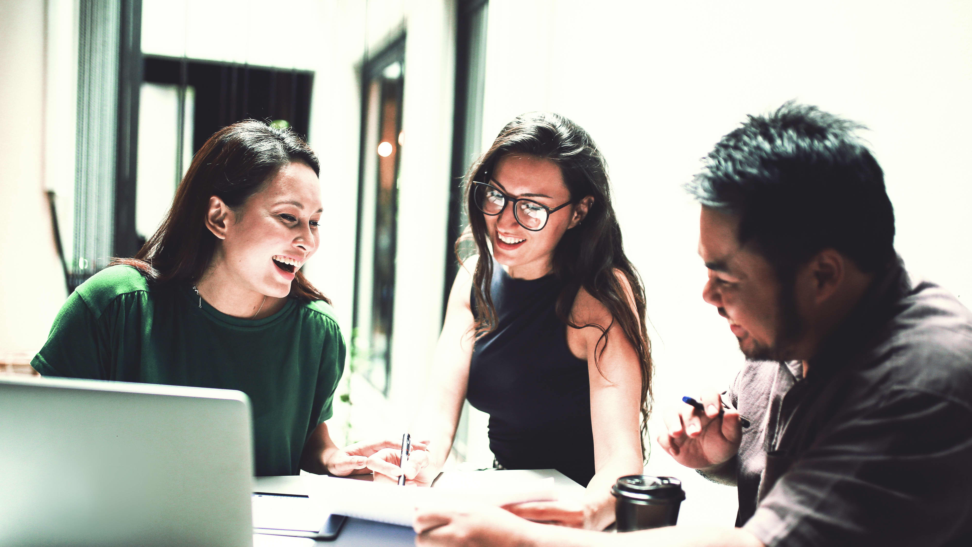 Eine Gruppe junger Leute im Büro, die gemeinsam arbeiten