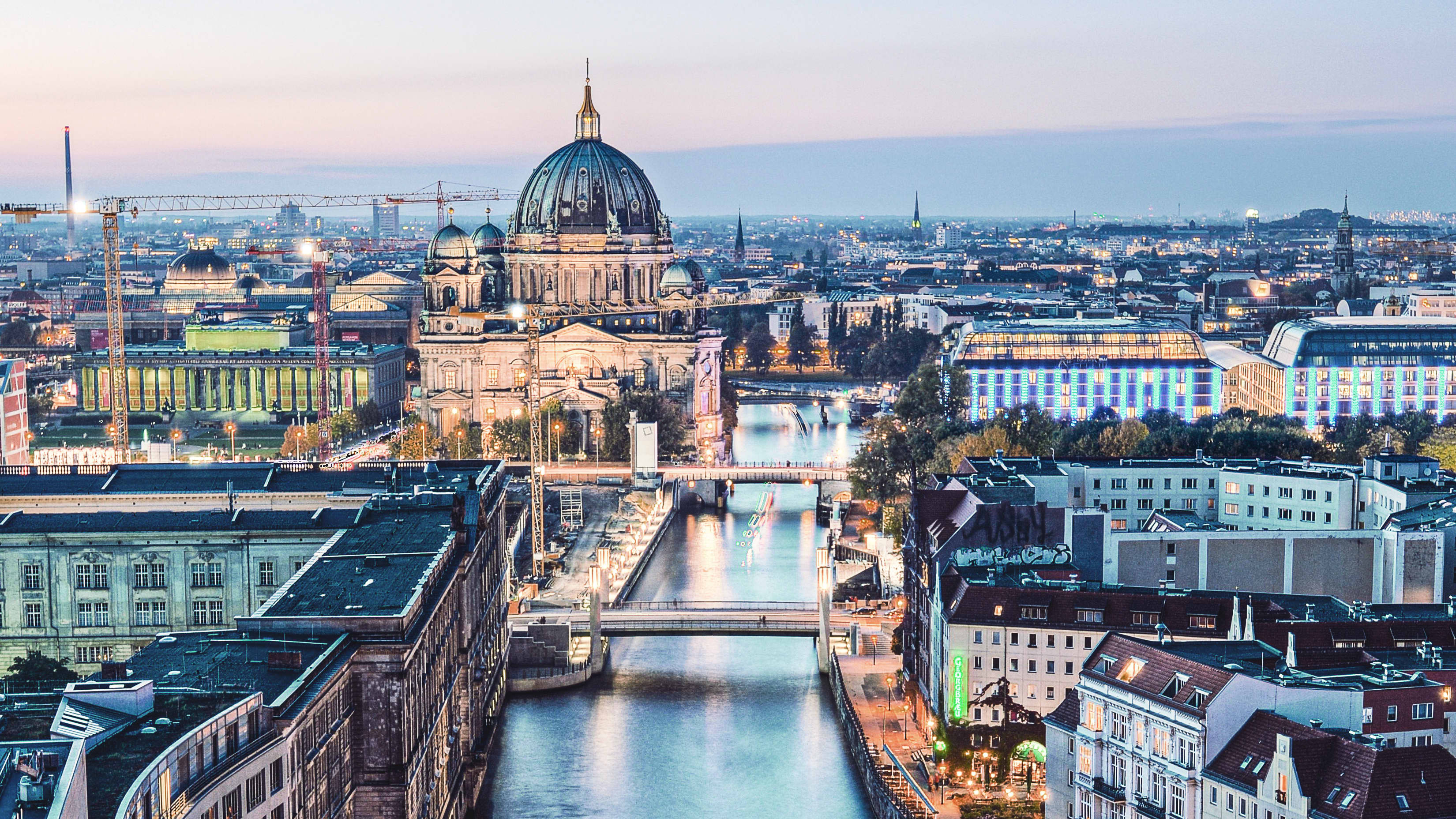 Titelbild für Infoseite "duales Studium soziale Arbeit Berlin": Blick auf Gr0ßstadt mit Fluss