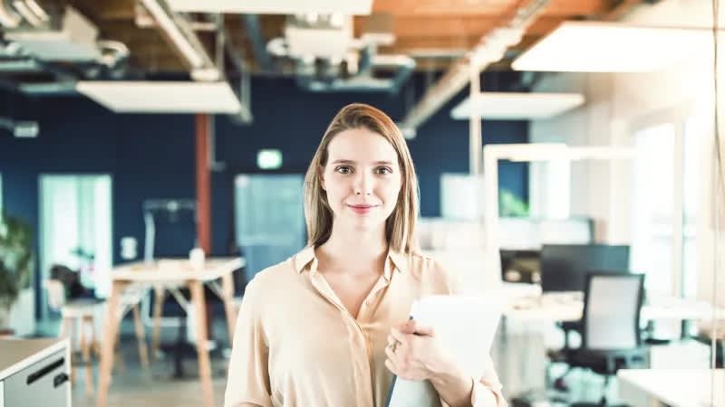 Entwicklungsoptionen: lächelnde Frau im Büro