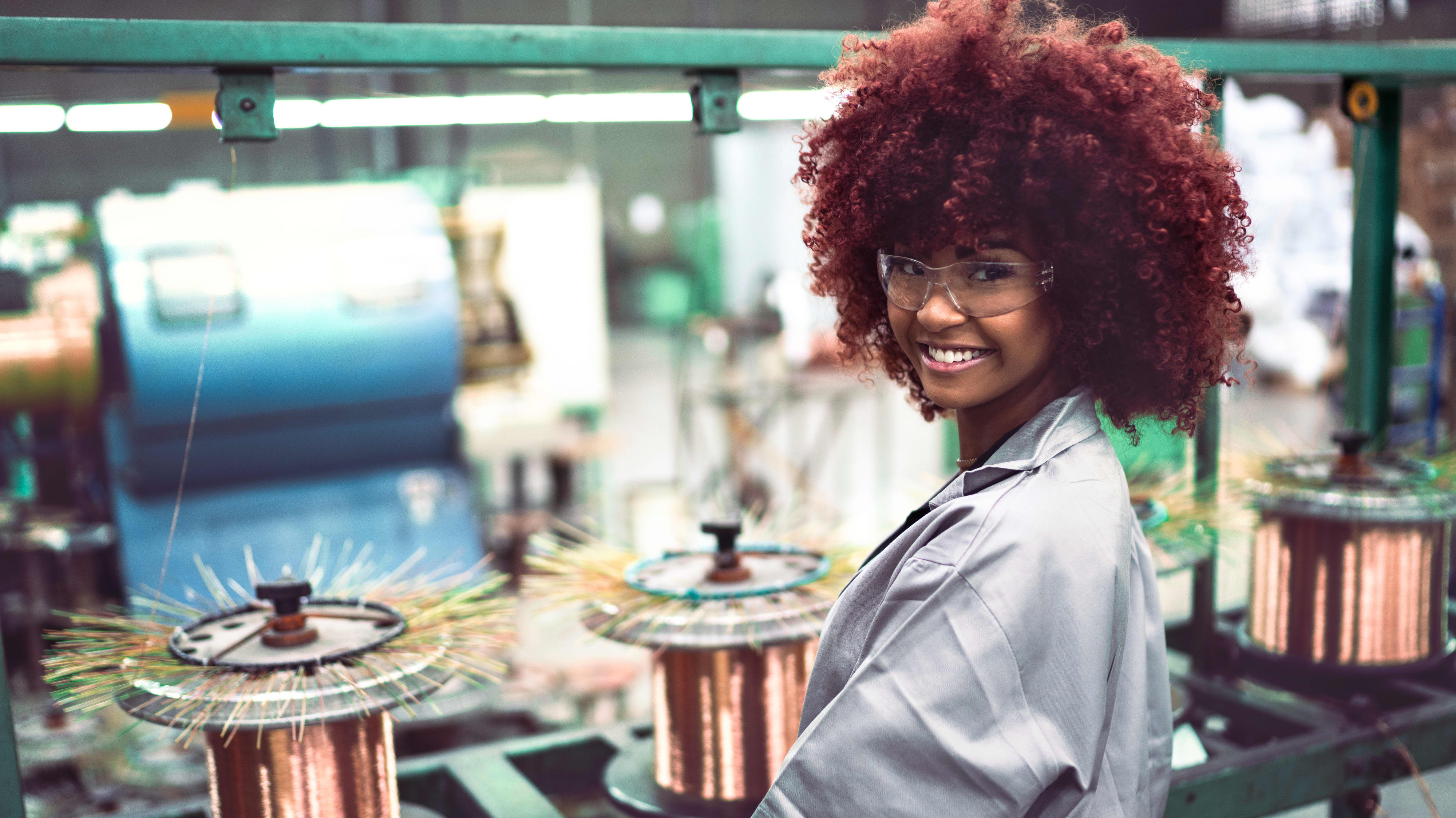 Titelbild auf Studiengangseite duales Studium Maschinenbau: Frau in Werkstatt