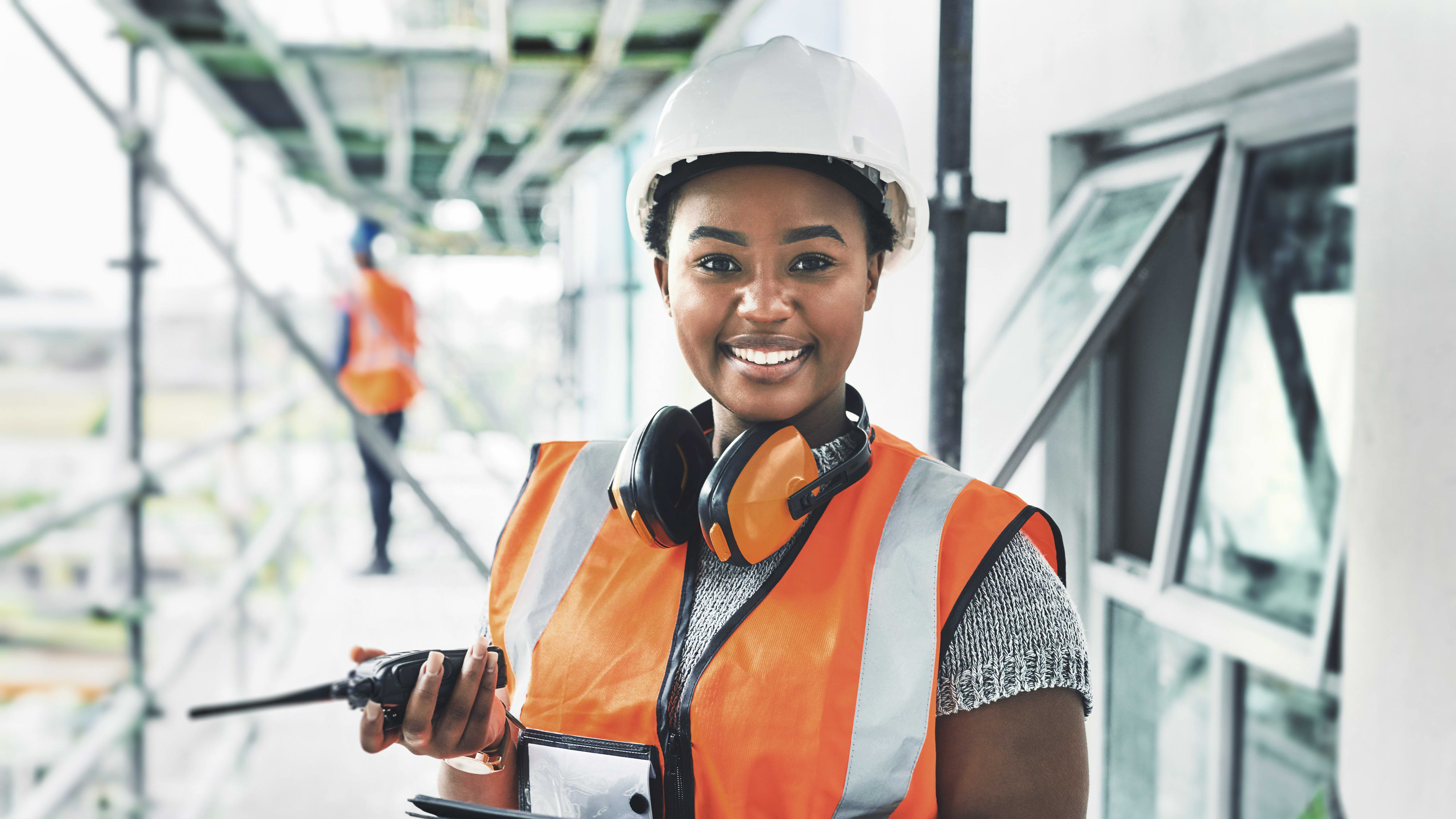 Titelbild für Infoseite “duales Studium Bauingenieurwesen”: Lachende Studentin