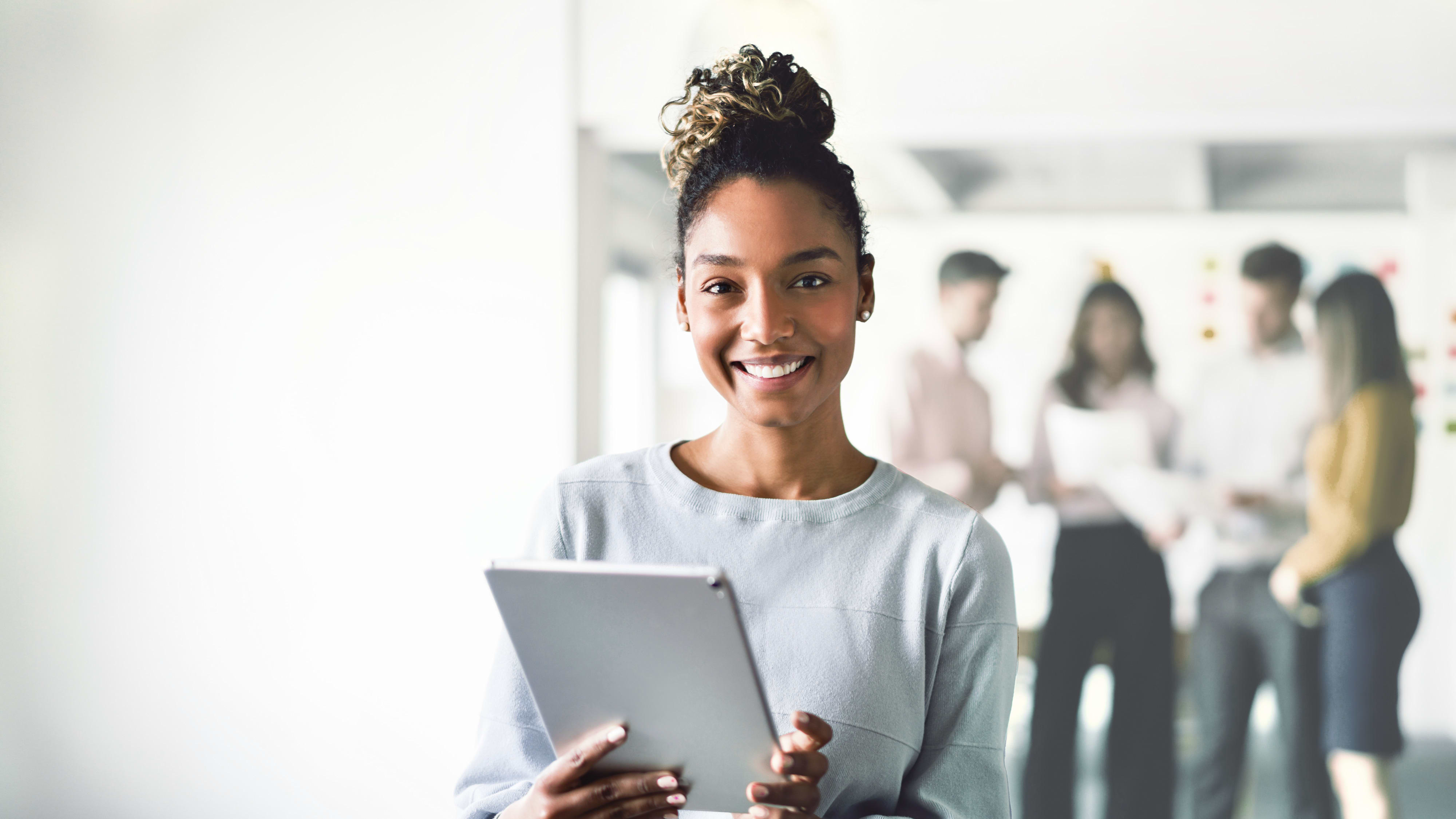 Titelbild für Studiengangseite "duales Studium Personalmanagement": Frau mit Tablet in Büro