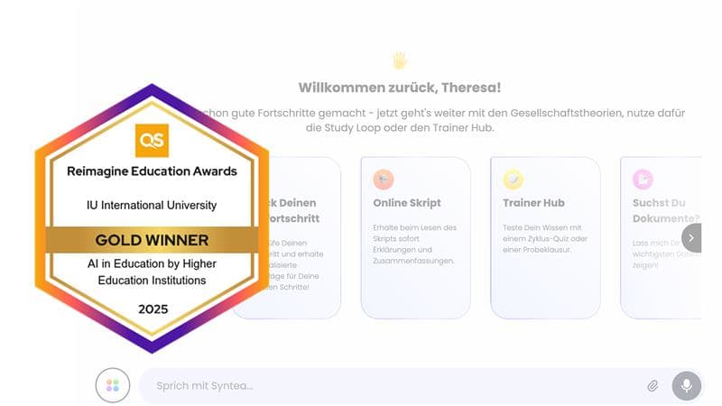 Grafik zur Auszeichnung von Syntea mit Gold bei den QS Reimagine Education Awards 2025, ausgezeichnet von 1.300 internationalen Bildungsexperten als eine der weltweit führenden KI-Lernerfahrungen, im Hintergrund die Syntea-Oberfläche.