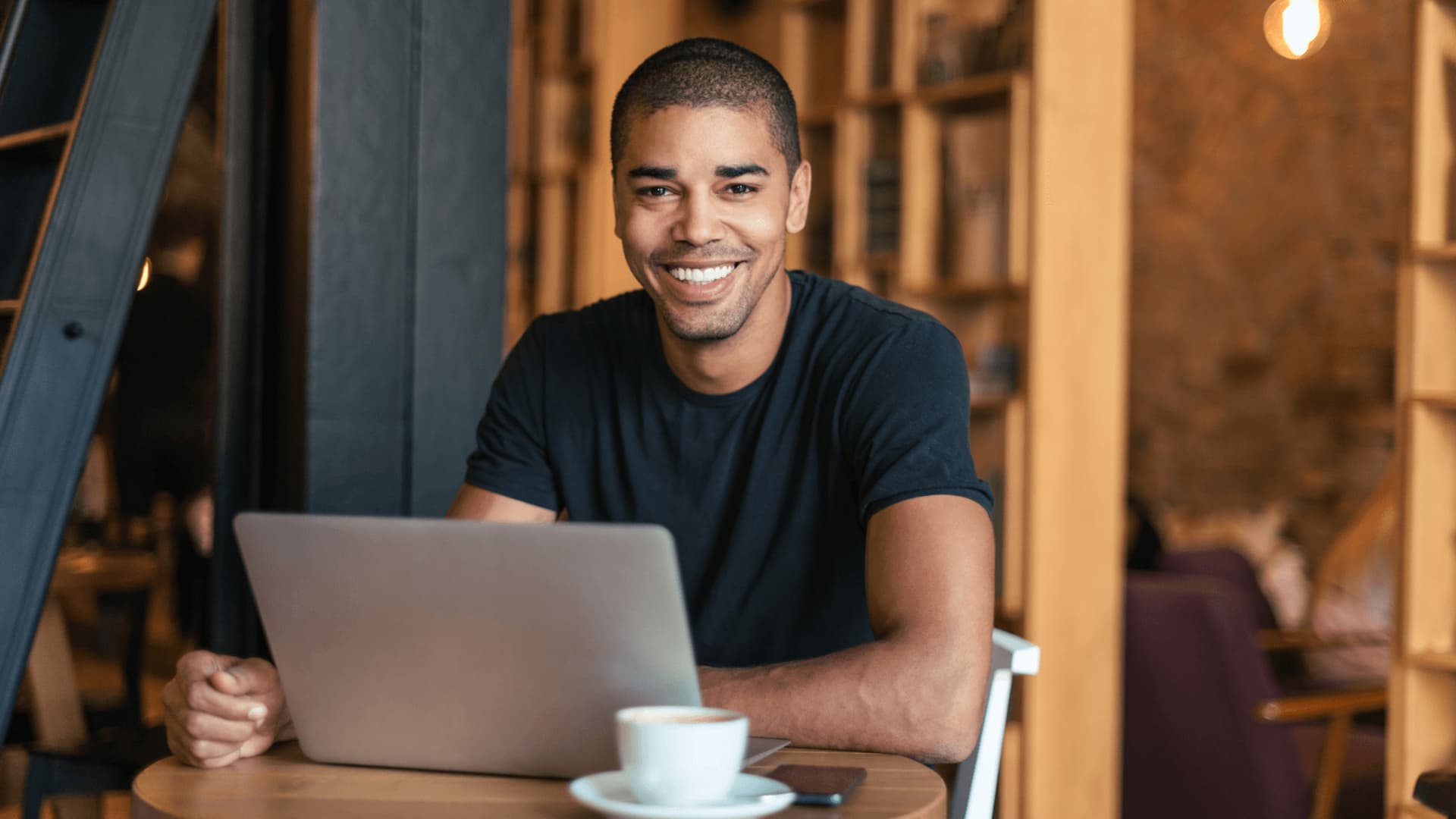 Independent project management consultant working in a cafe.