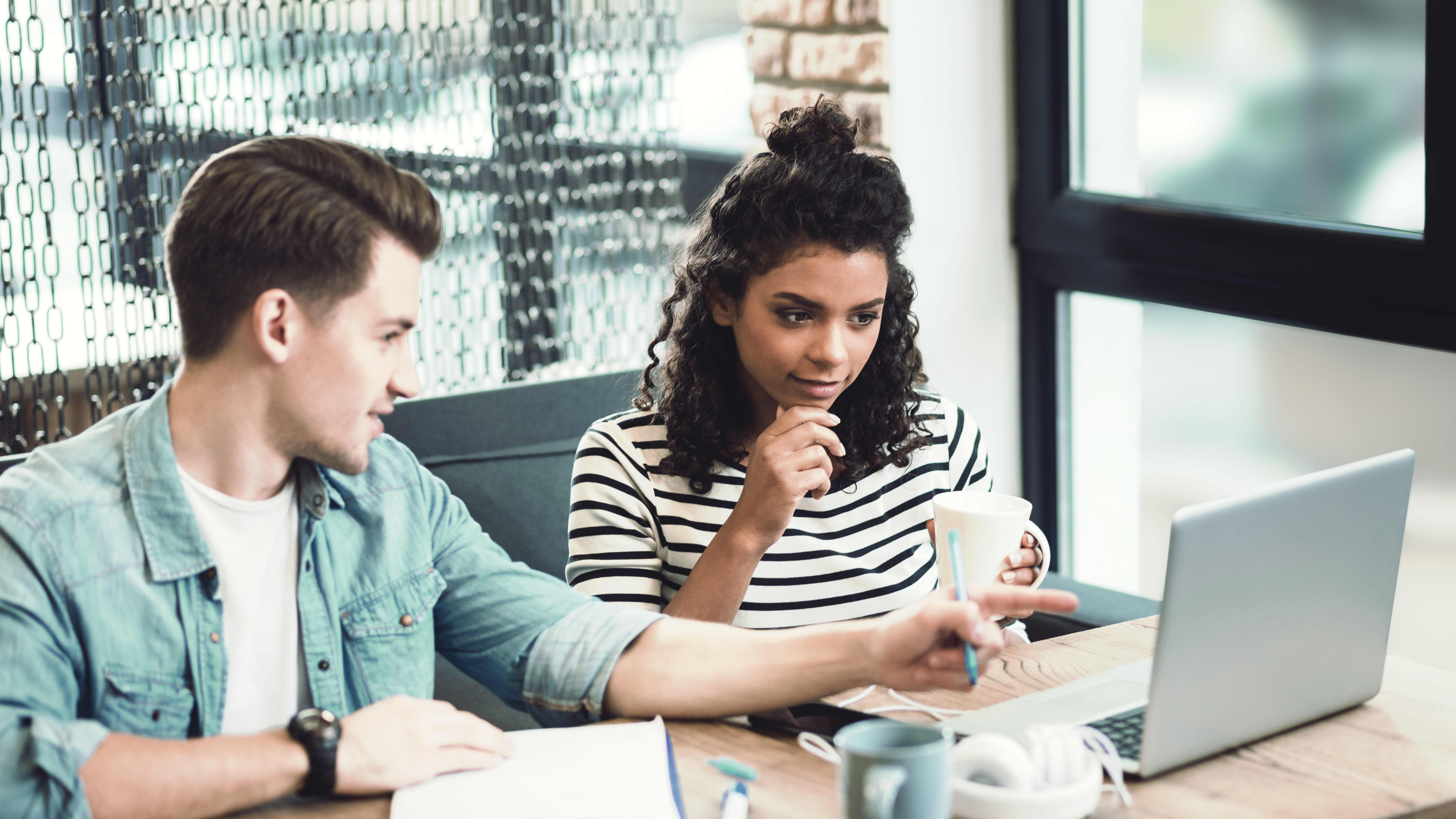 Arbeitsbereiche "duales Studium soziale Arbeit Leipzig": Studierende lernen im Cafe