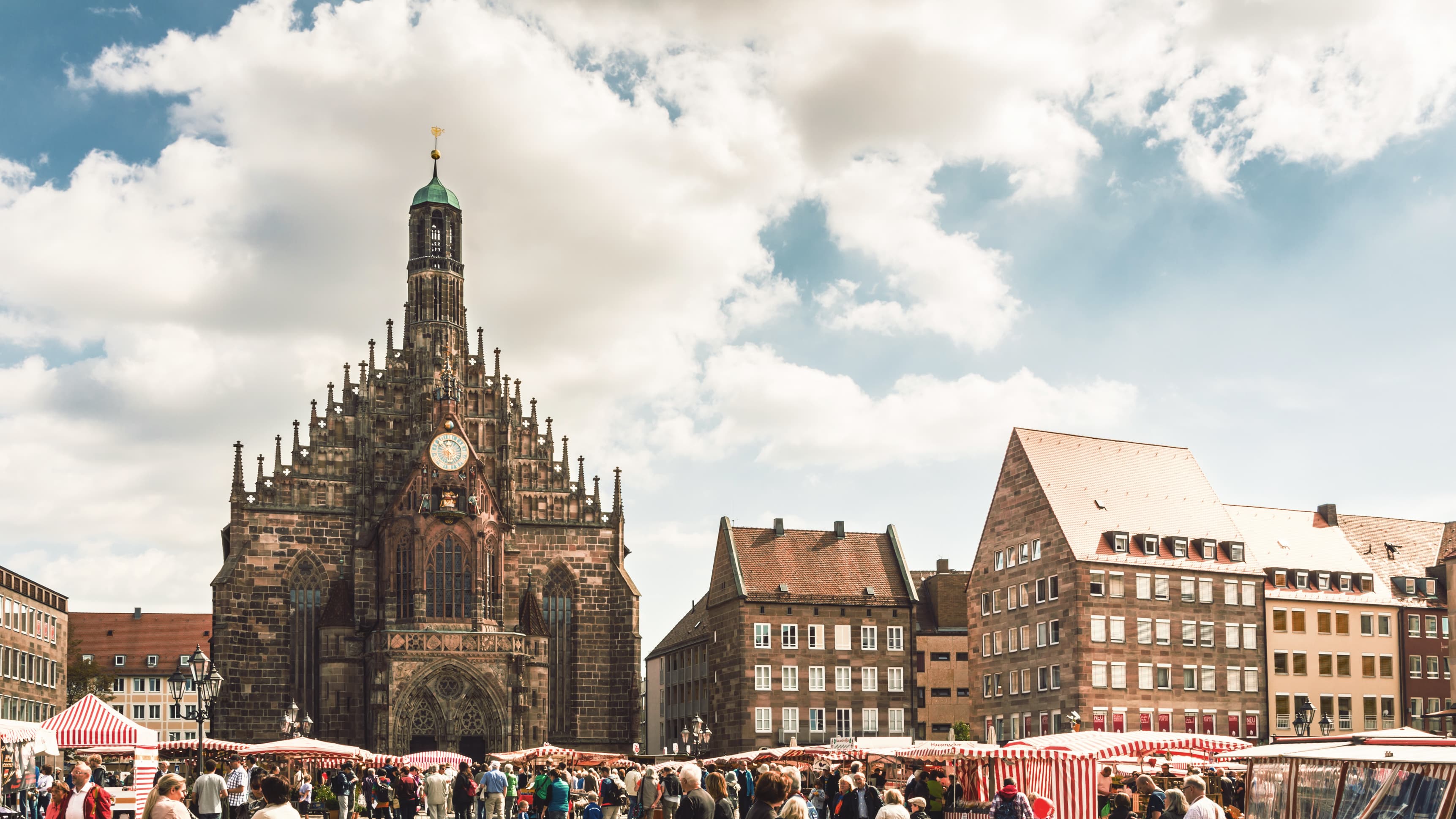 Titelbild auf Infoseite "duales Studium Nürnberg": Nürnberger Hauptmarkt mit Besuchern.