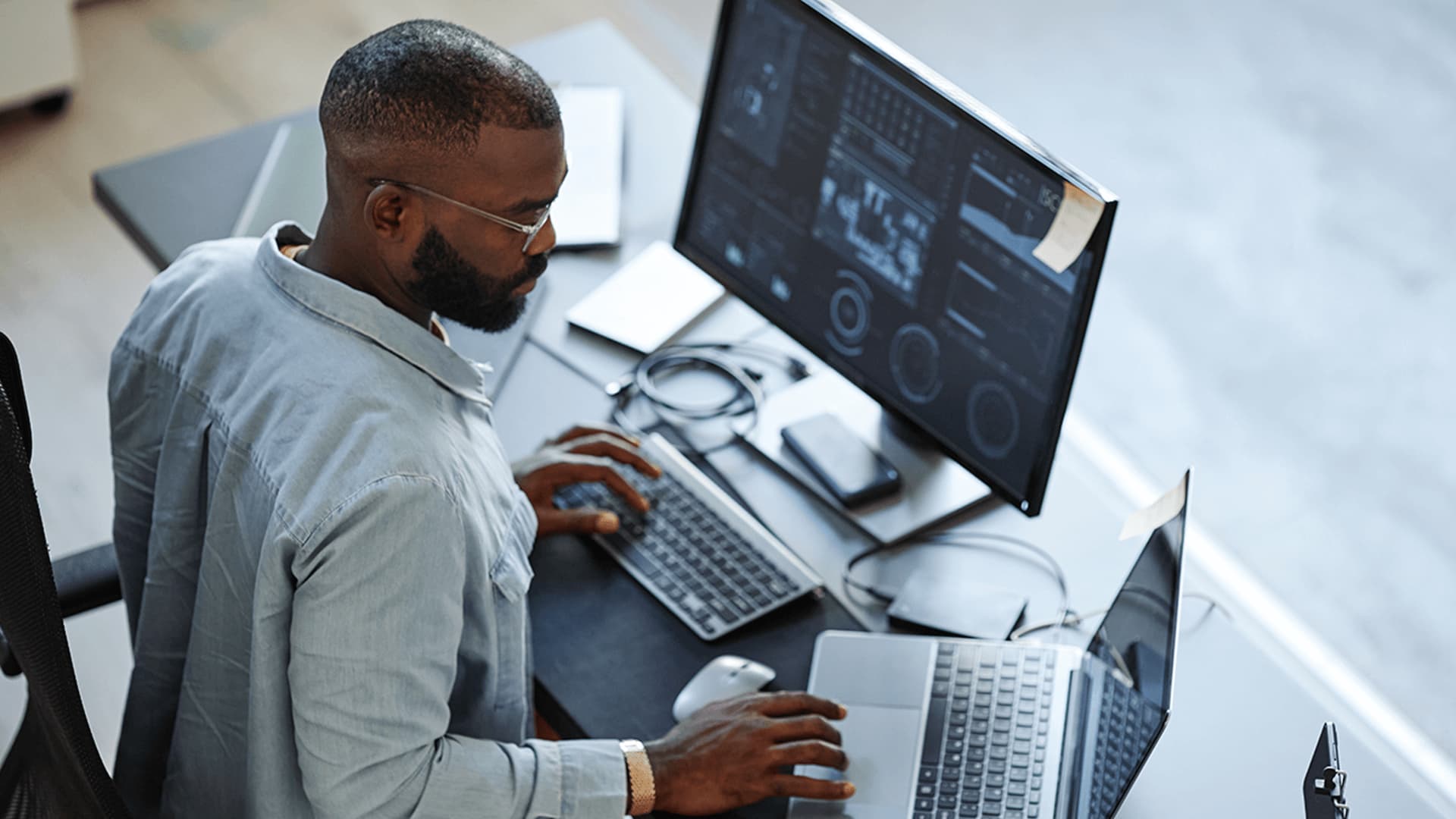 Junior data manager setting up a job alert for a senior governance manager job title, with a focus on high pay and benefits per year.
