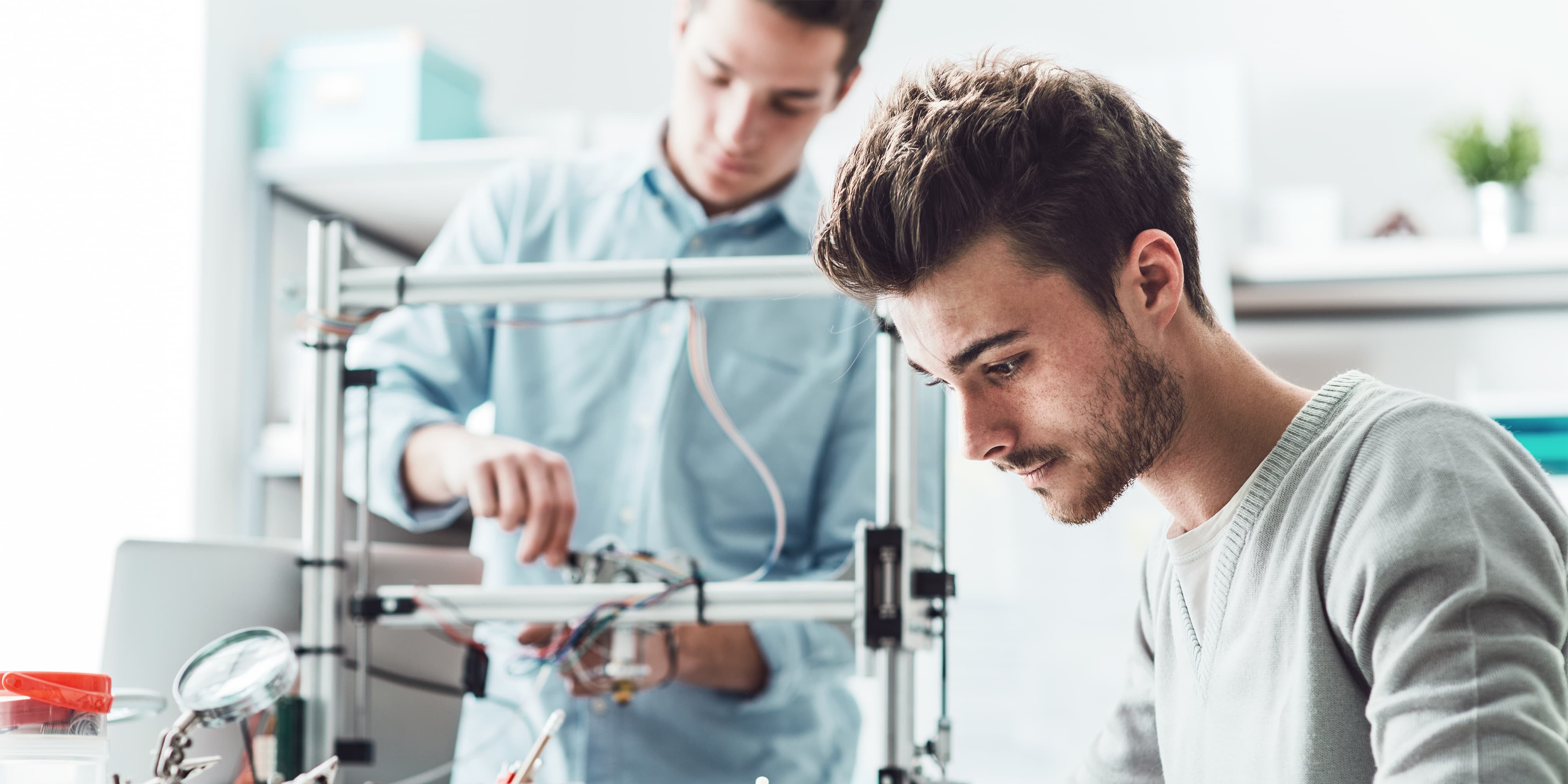 Titelbild auf Studiengangseite duales Studium Elektrotechnik: Elektrotechniker beim Arbeiten