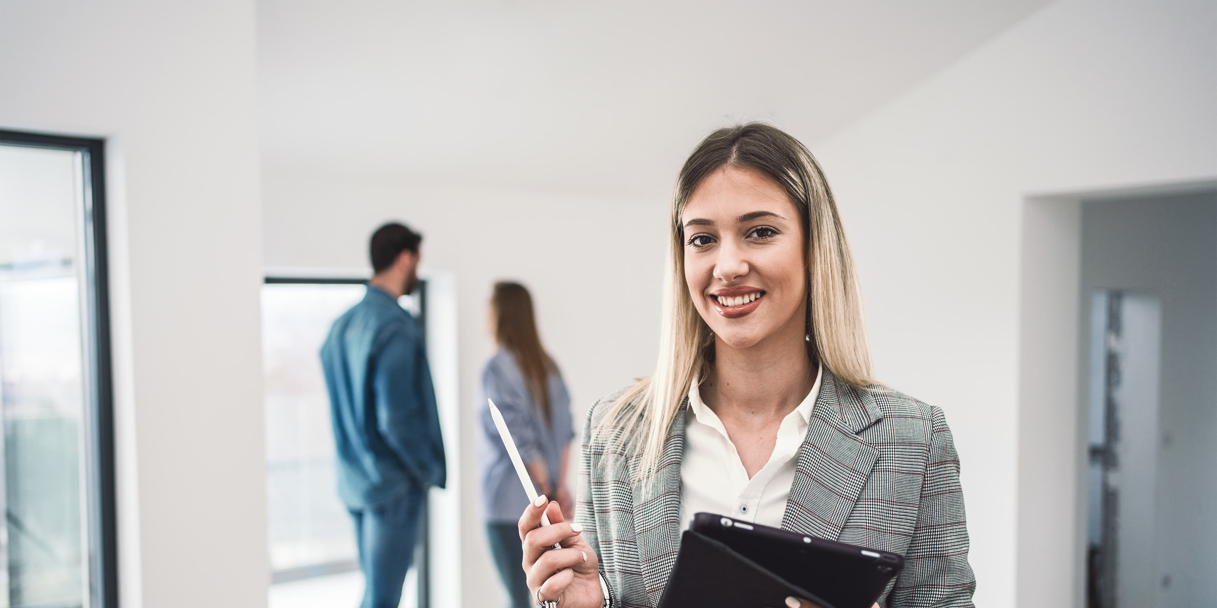 Titelbild für Studiengangseite duales Studium Immobilienwirtschaft: Immobilienmaklerin bei Besichtigung