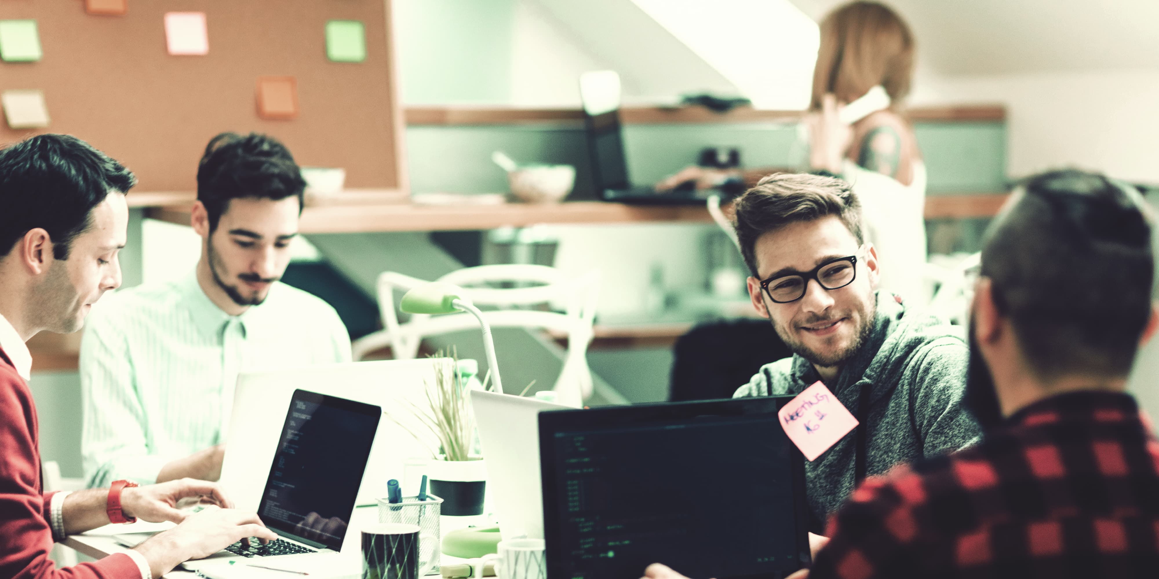 Junge Männer im Co-Working-Space bei der Arbeit