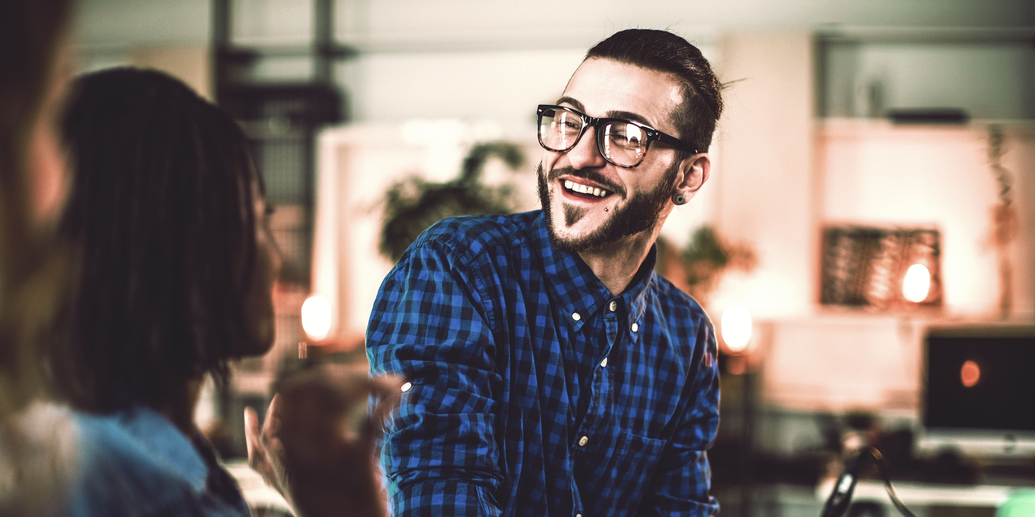 Mann mit Brille bei Meeting im Büro