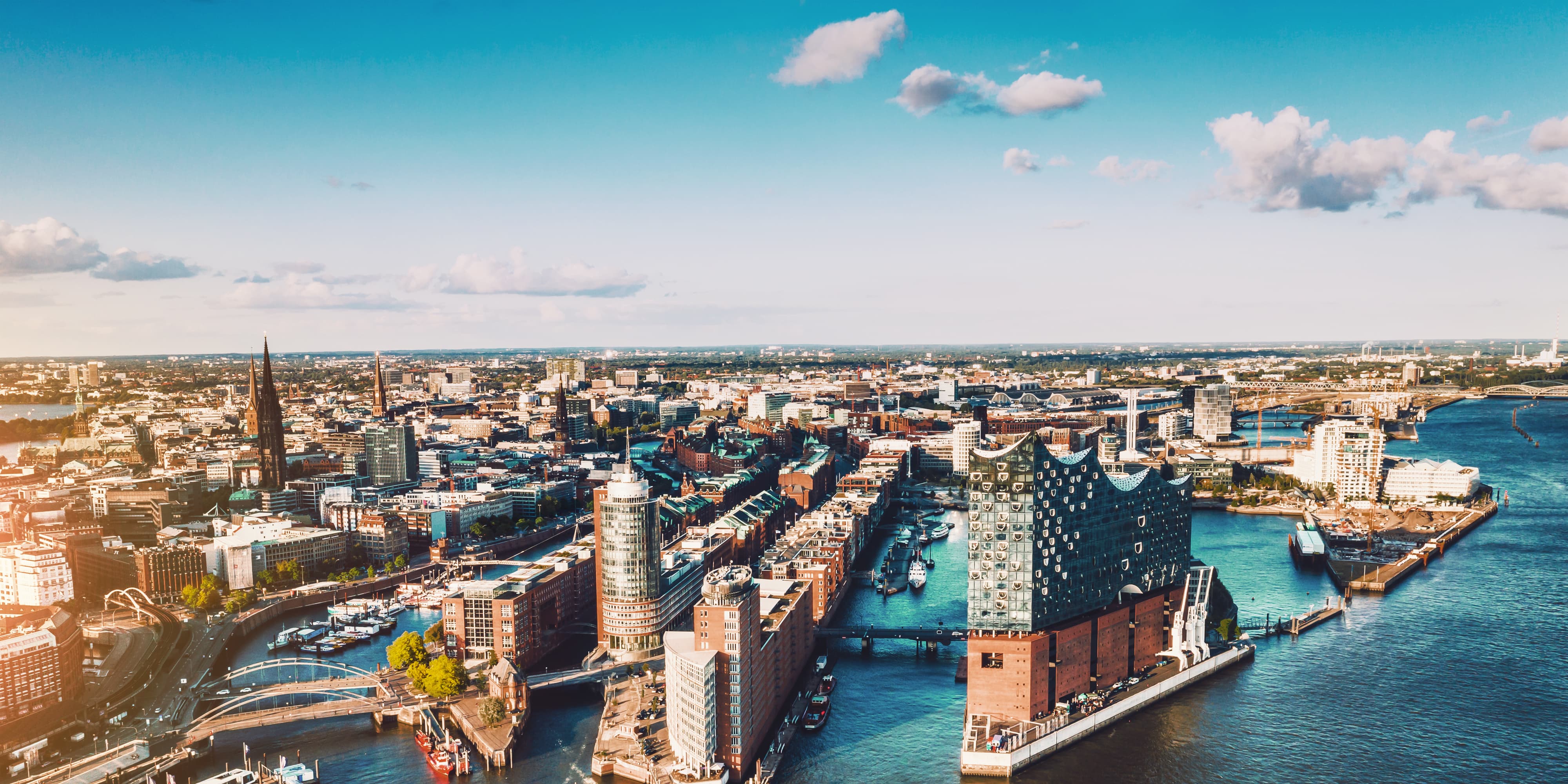 Titelbild für Infoseite "duales Studium soziale Arbeit Hamburg": Blick auf eine Großstadt und den Fluss