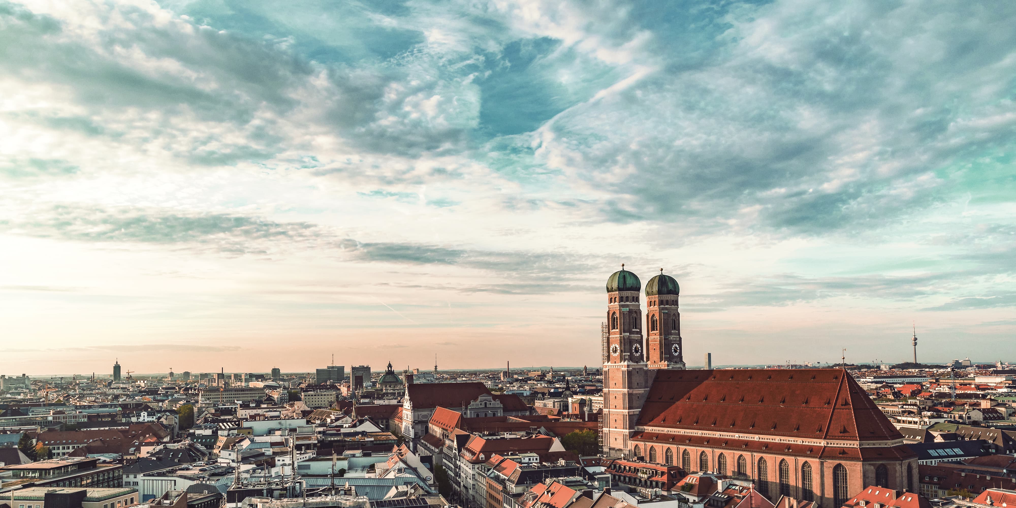 Titelbild für Infoseite "duales Studium Gesundheitsmanagement München": Blick auf historische Gebäude