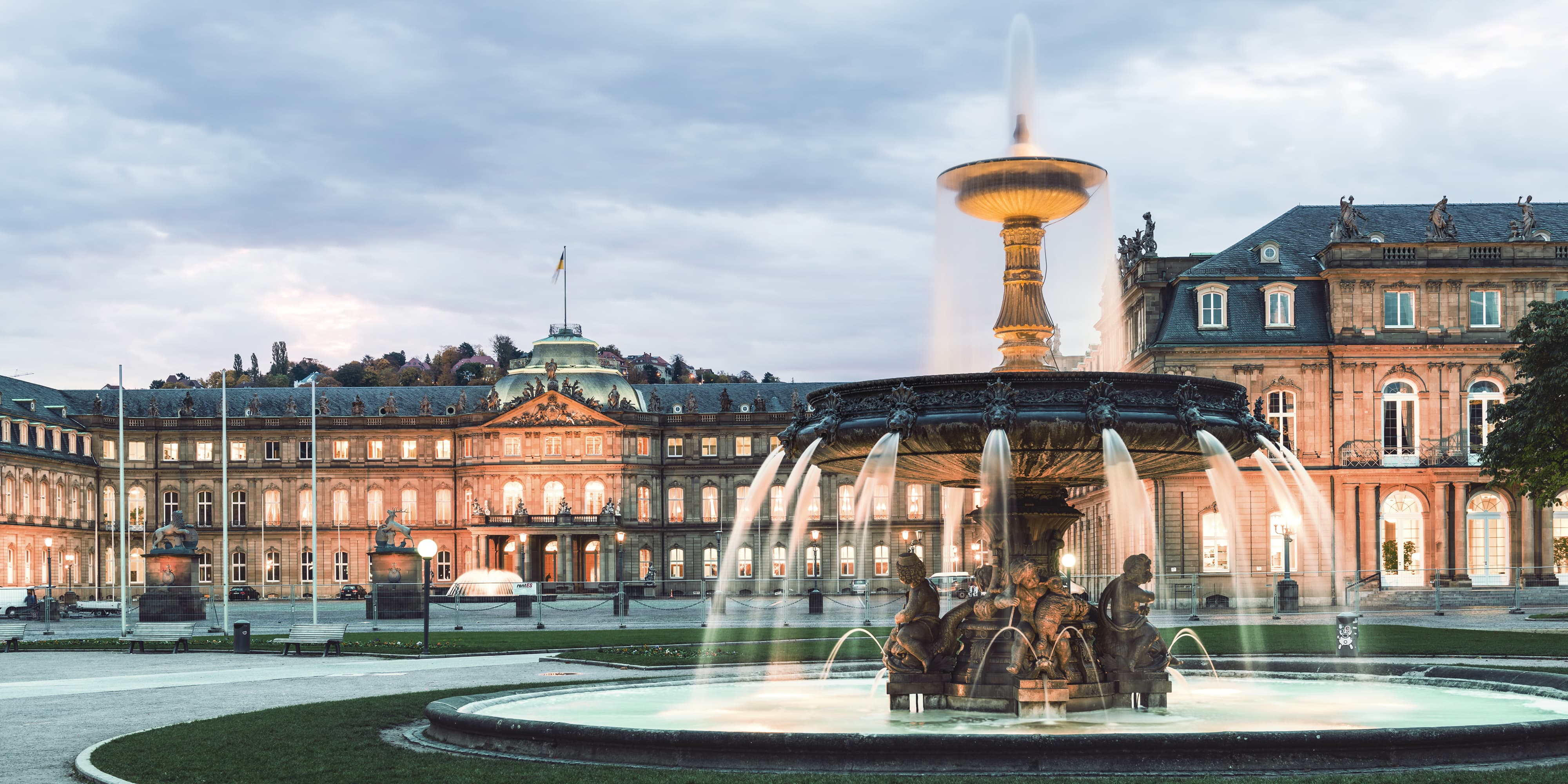 Titelbild für Infoseite "duales Studium soziale Arbeit Stuttgart": Springbrunnen auf historischem Platz