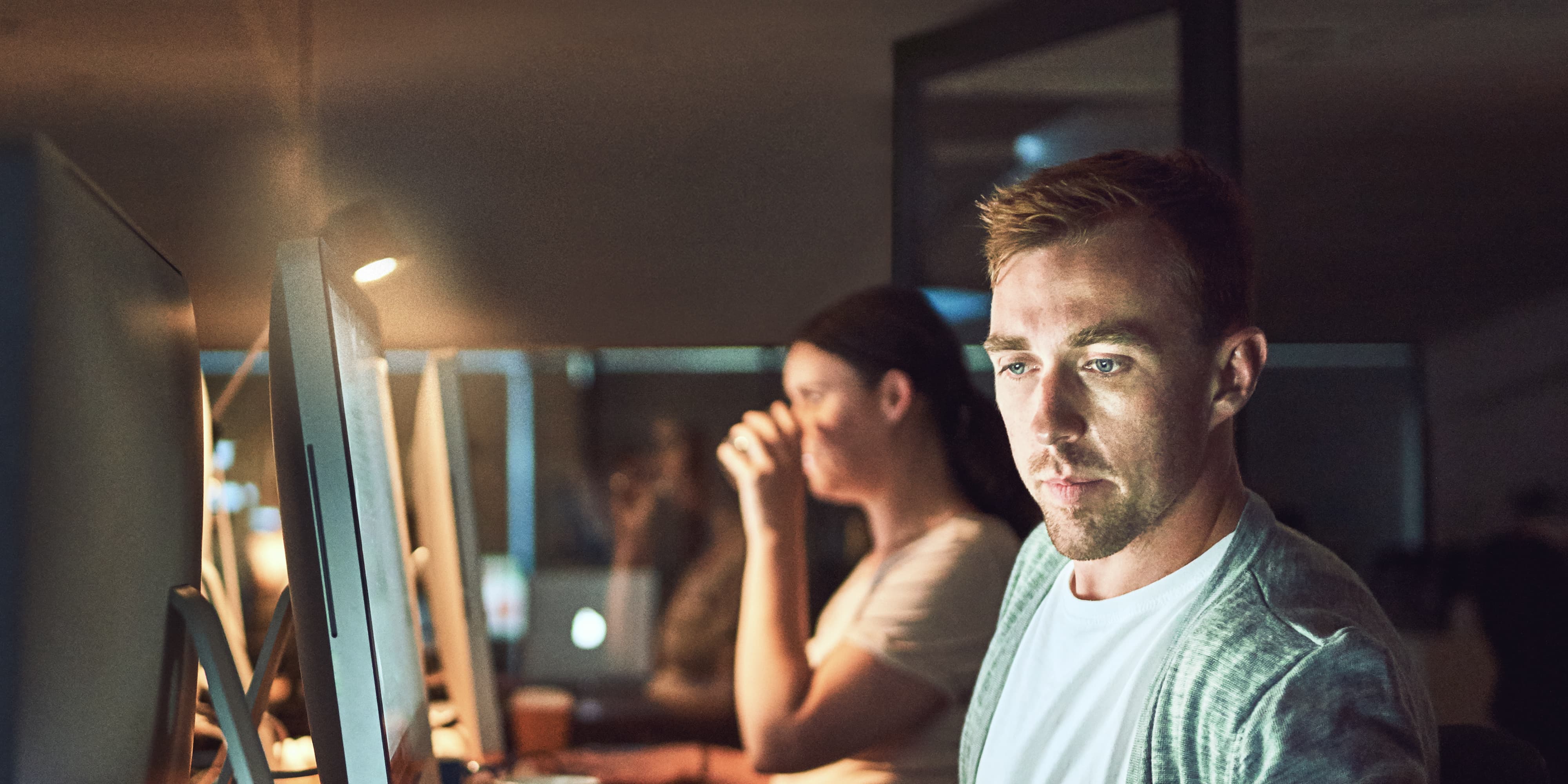 Titelbild für Infoseite “Master IT Management”: IT-Manager arbeitet am Laptop in Büro