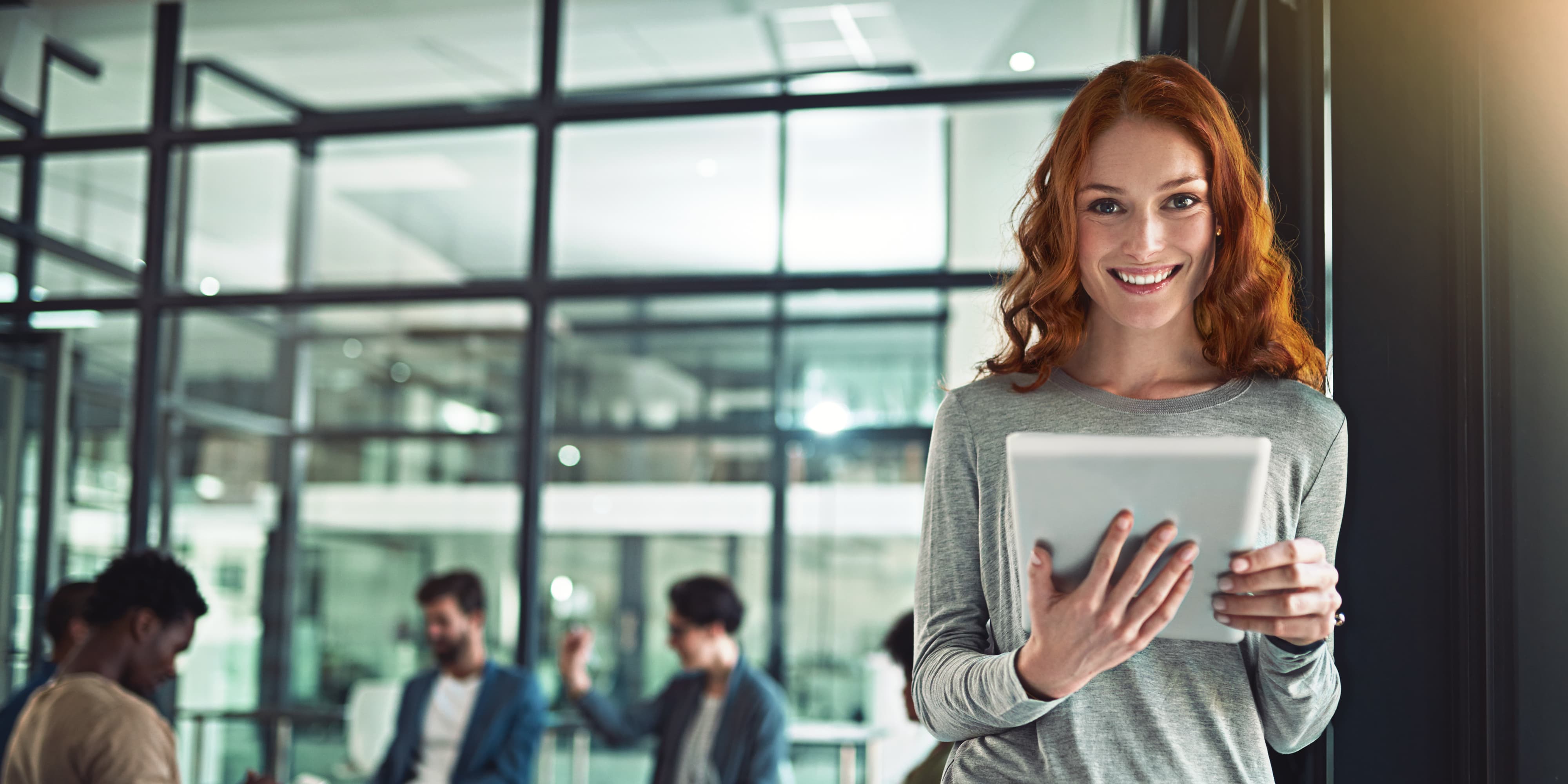 Titelbild für Infoseite “Bachelor Business Administration”: Studentin mit Tablet im Besprechungsraum