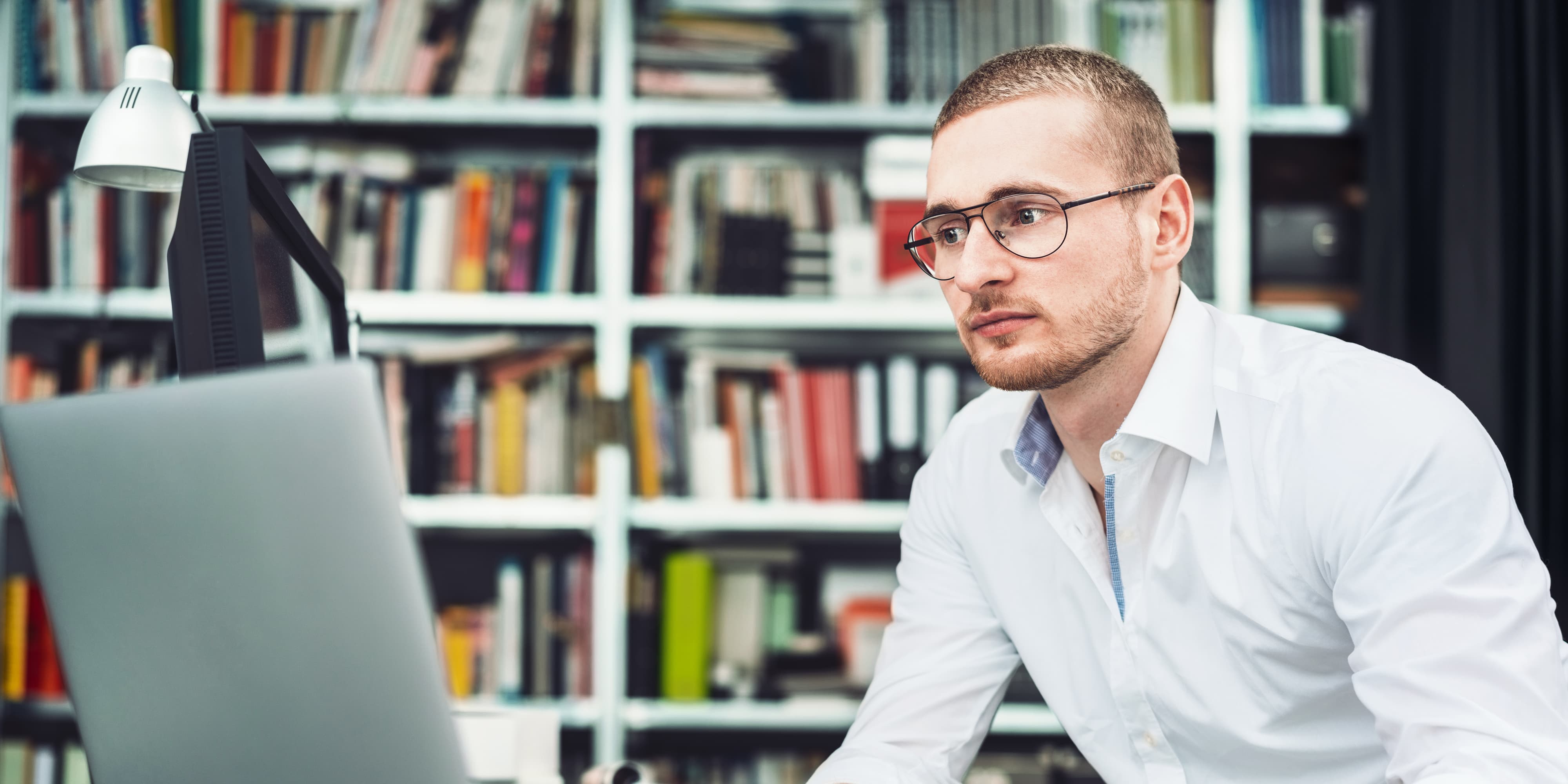 Titelbild für Infoseite "Master Wirtschaftsinformatik": Wirtschaftsinformatiker bei der Arbeit im Homeoffice