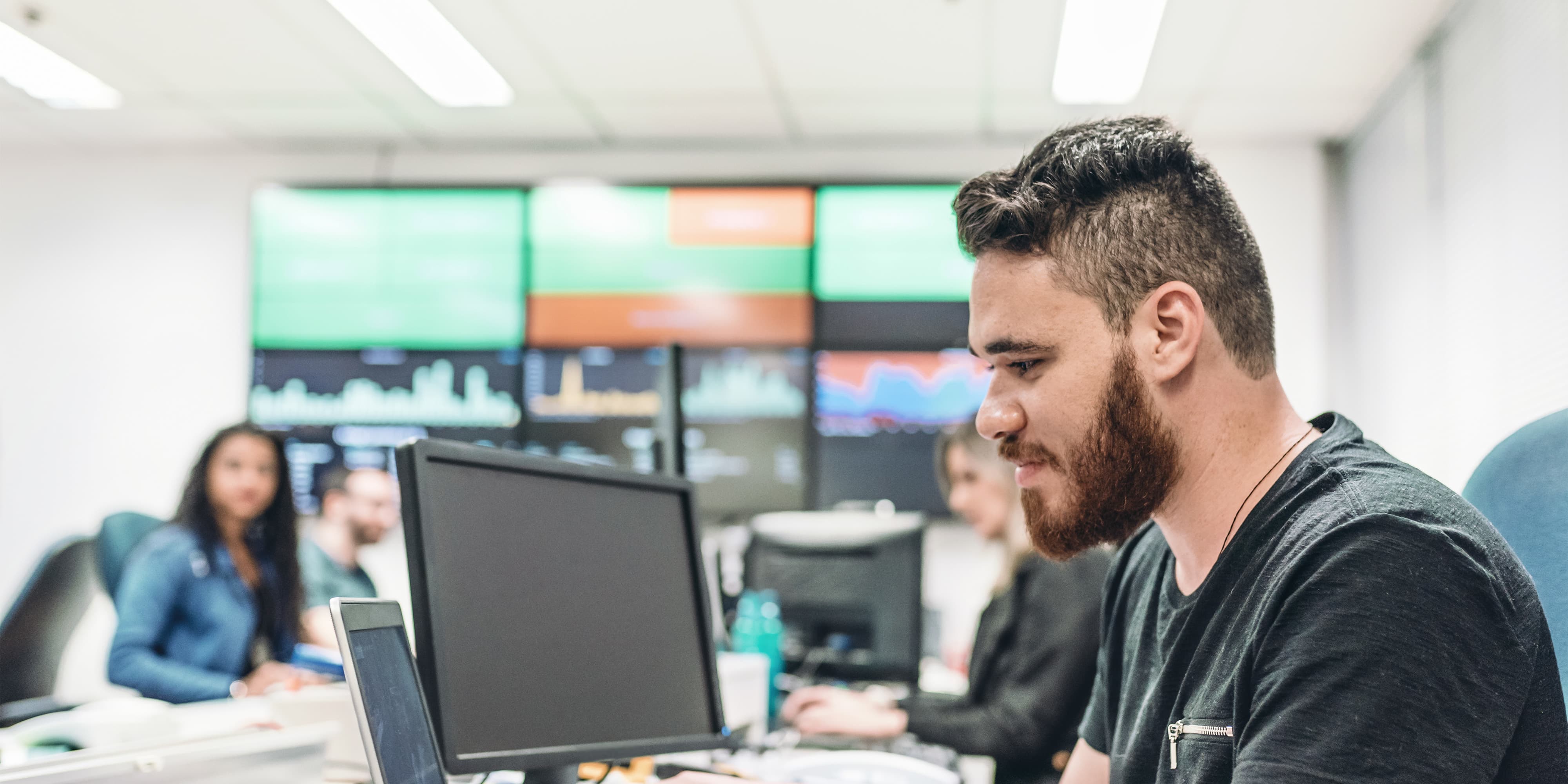 Titelbild für Infoseite “Master Data Management”: Datamanager arbeitet am Laptop im Büro