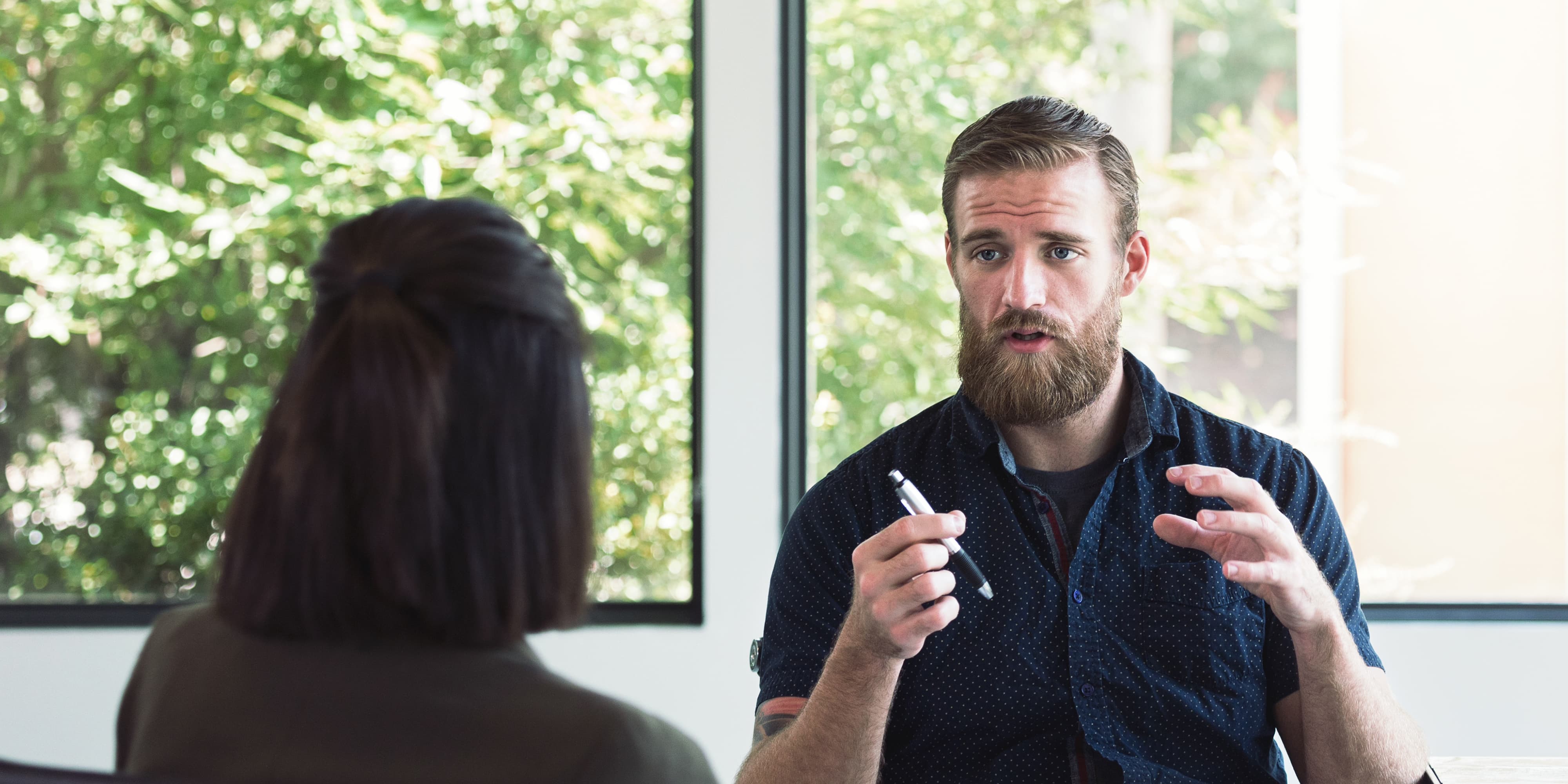 Titelbild für Infoseite "myStudium Psychologie": Zwei Personen im Gespräch