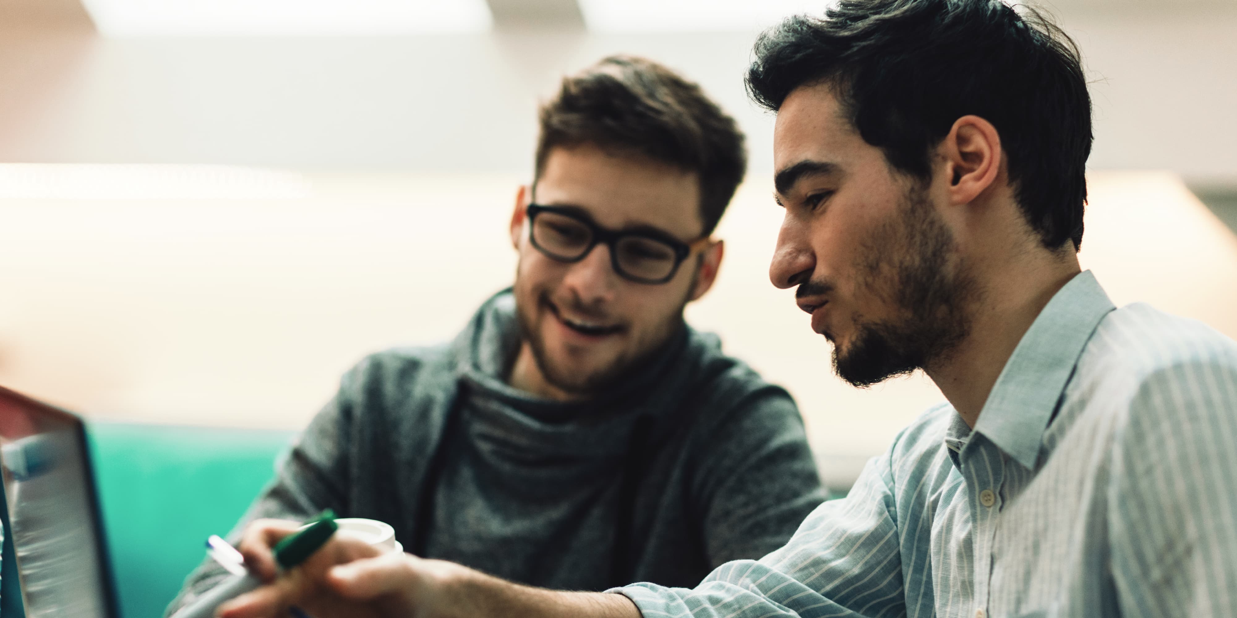 Karrieremöglichkeit “Entwickler:in für autonome Fahrzeuge”: Zwei Studenten arbeiten am Laptop