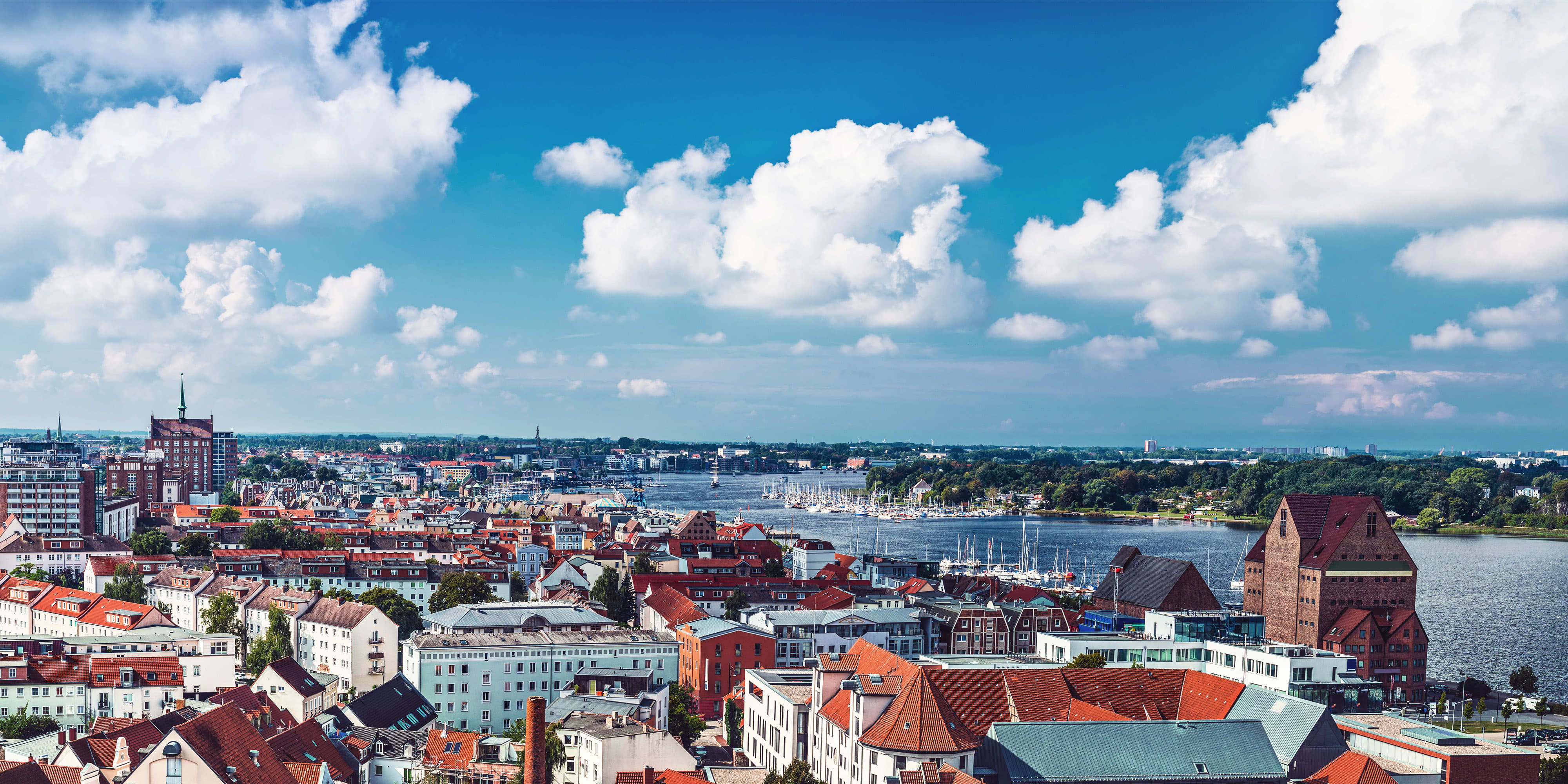 Titelbild auf Studiengangseite "duales Studium Rostock": Stadtaussicht