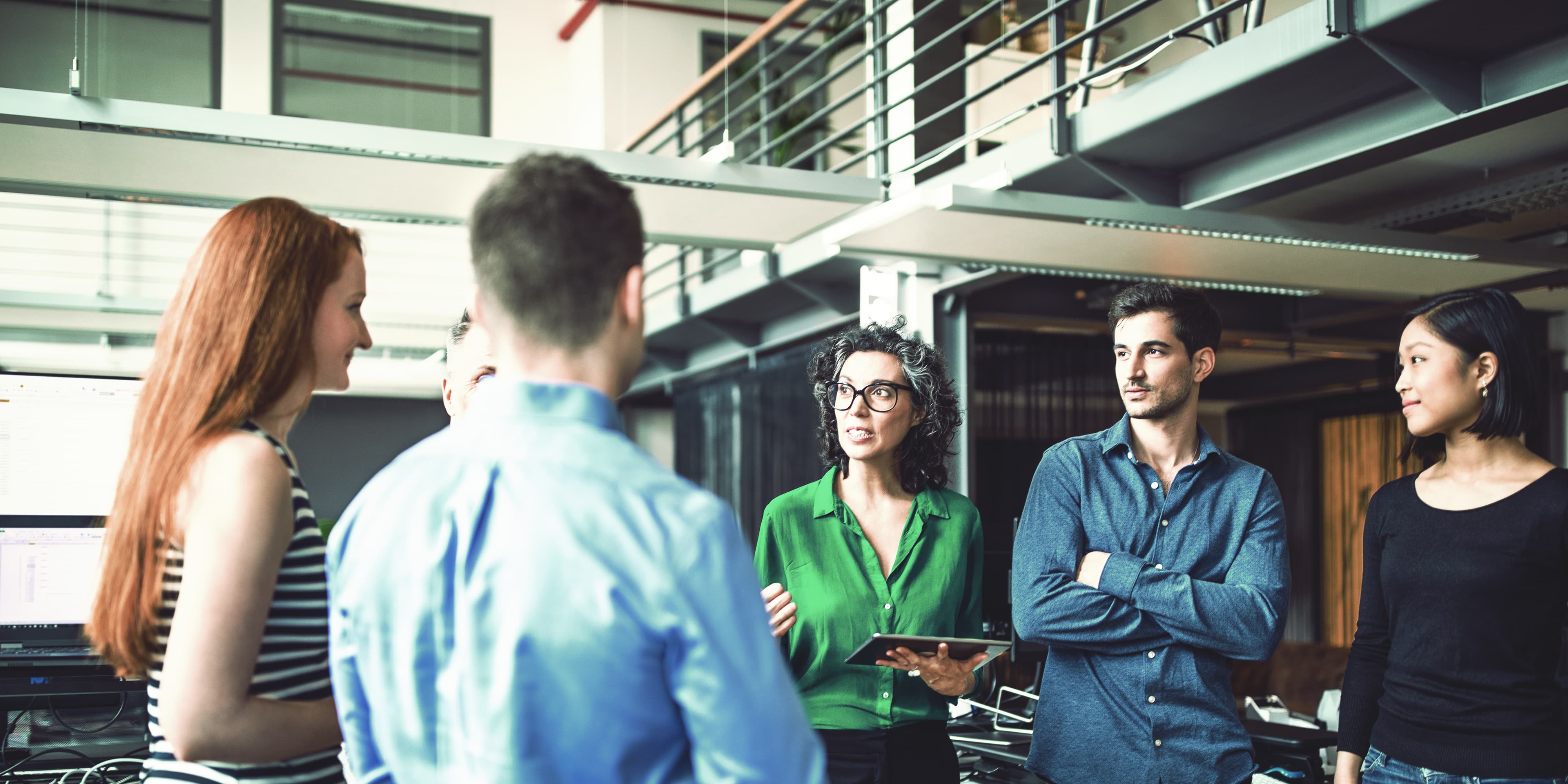 Besprechung mit Kolleg:innen im Büro