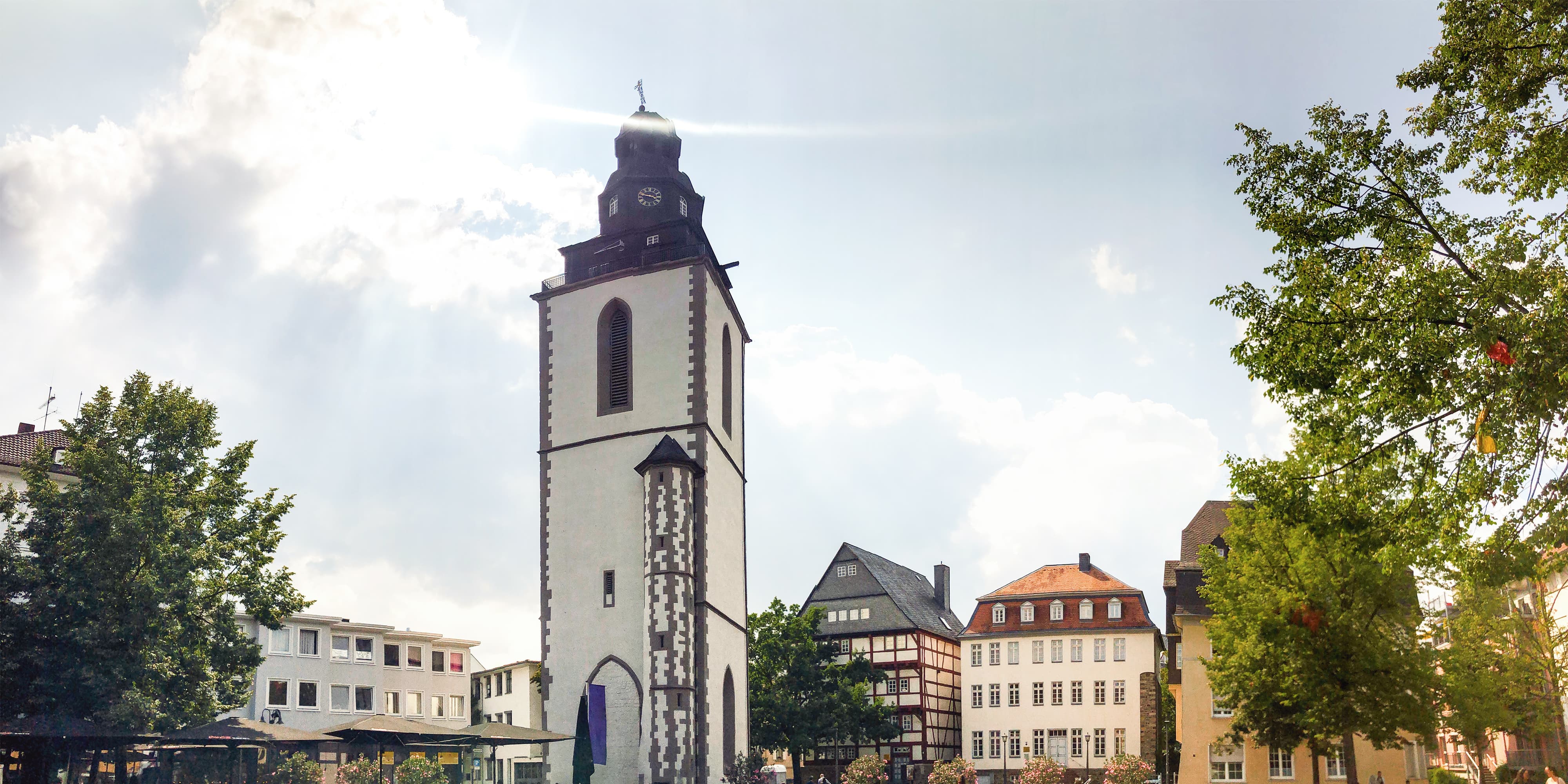 Titelbild für Infoseite "duales Studium Gießen": Marktplatz mit Fachwerkhäusern