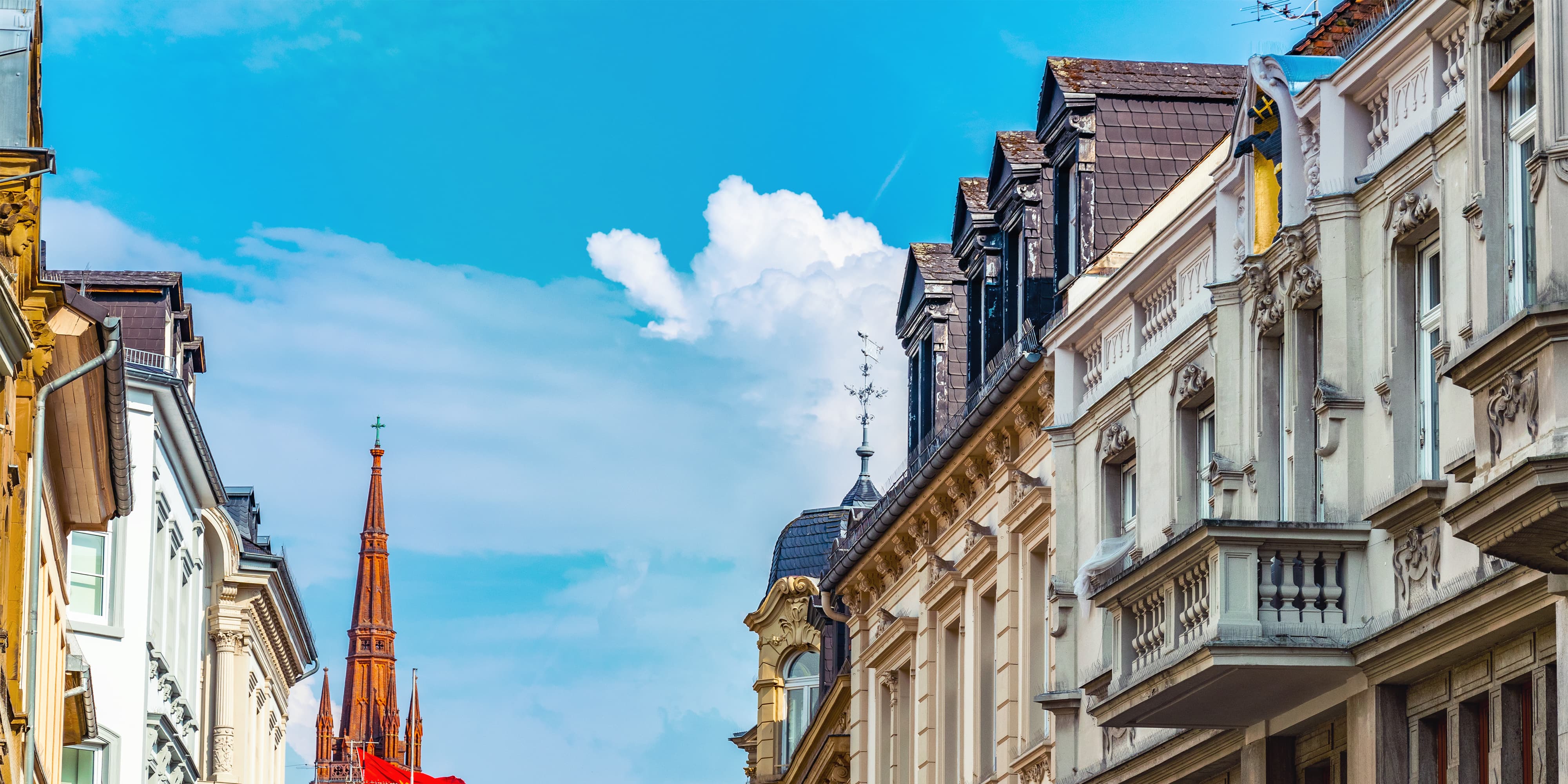 Titelbild für Infoseite "duales Studium Informatik Wiesbaden": Blick auf historische Häuser