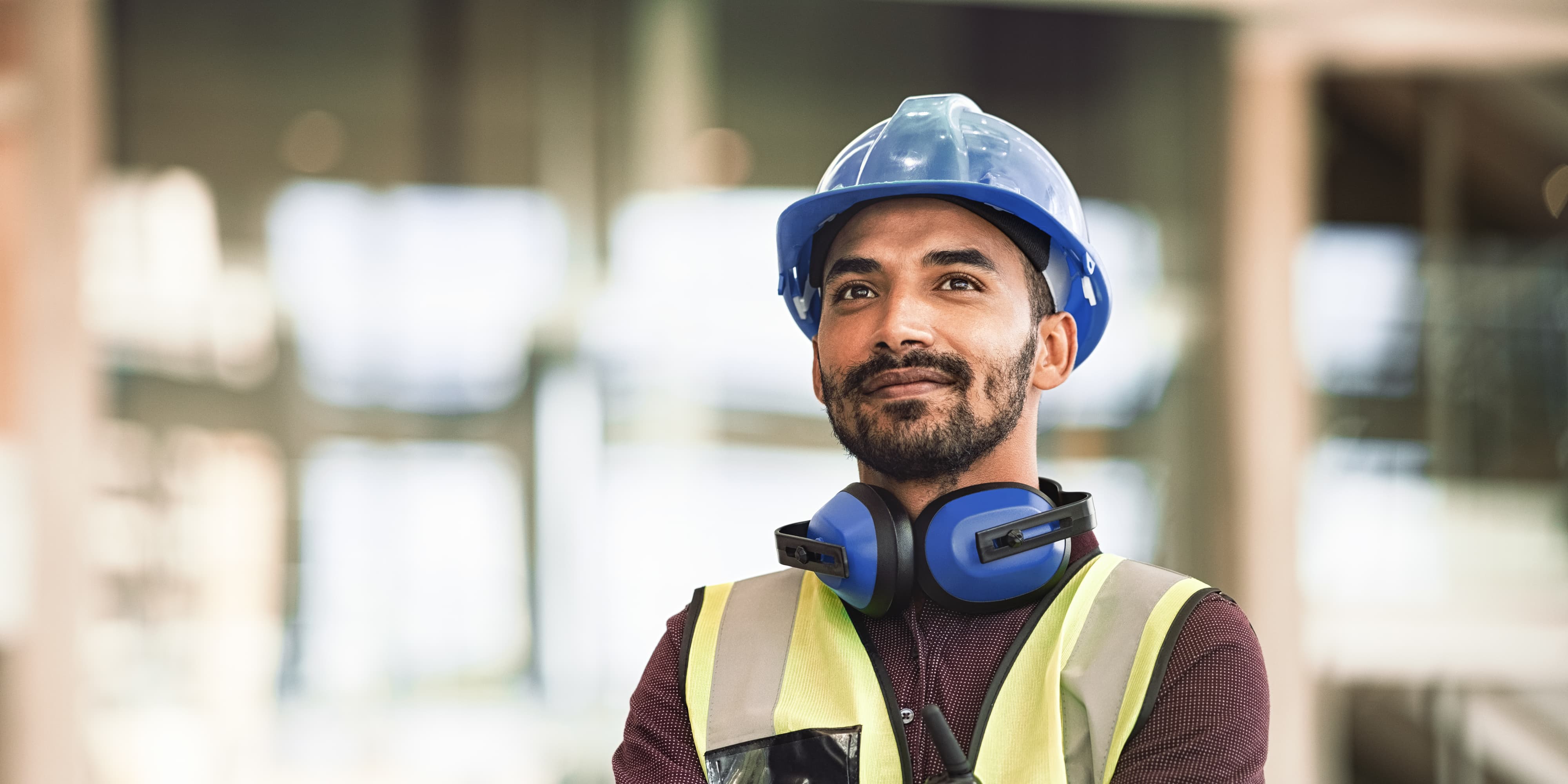 Titelbild Bauingenieurwesen: Mann mit Helm auf