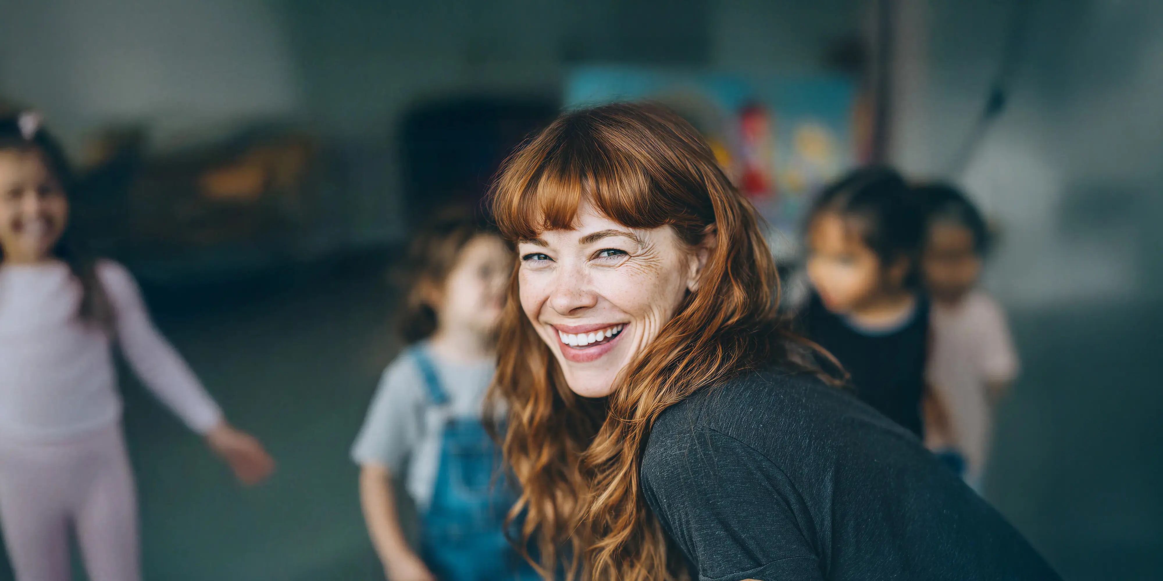 Bachelor Soziale Arbeit: Frau mit Gruppe von Kindern