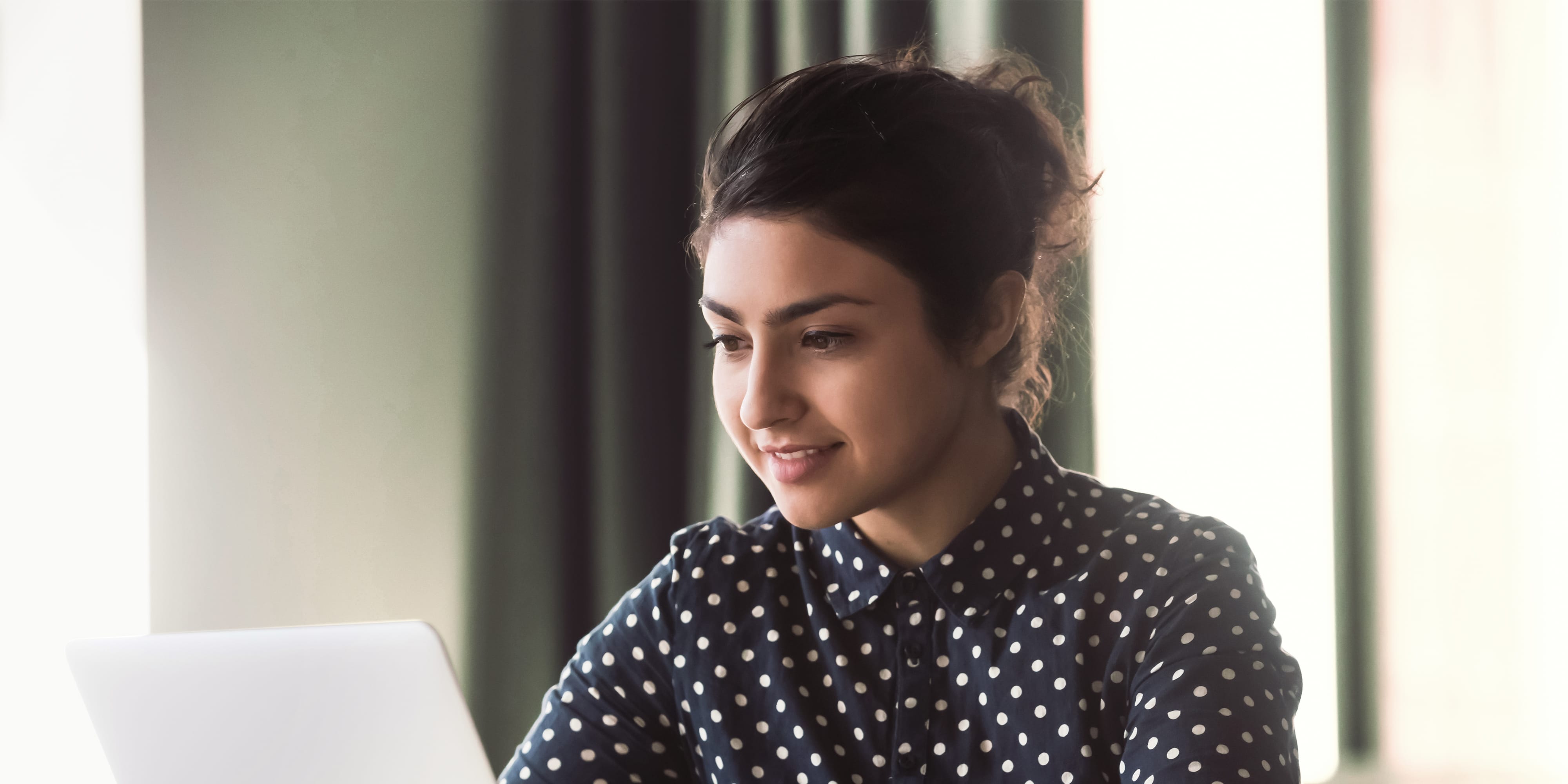 Titelbild zur Infoseite "Master Personalmanagement": Frau arbeitet am Laptop