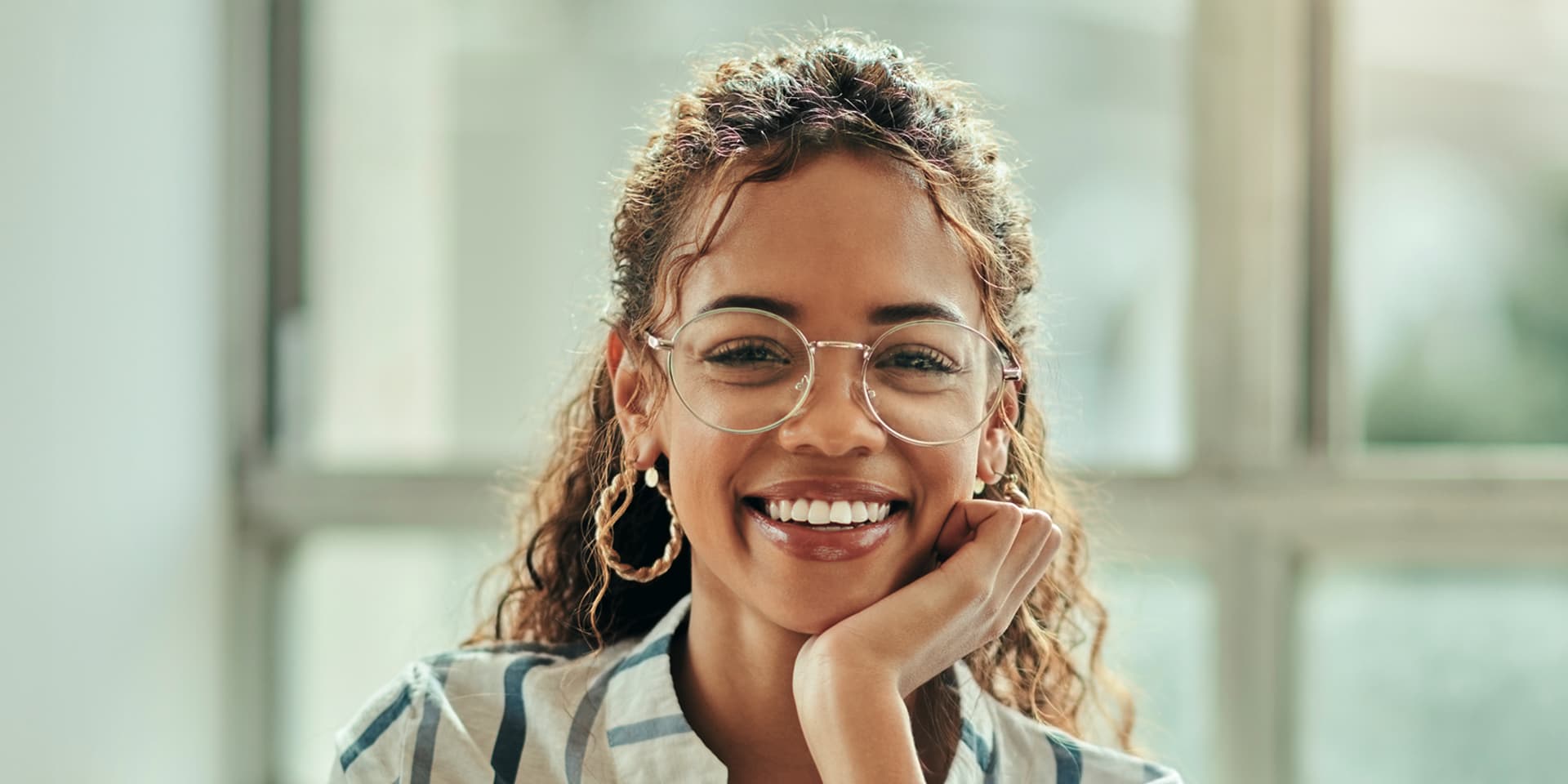 Woman learning how to become an IT consultant in home office with online degree.