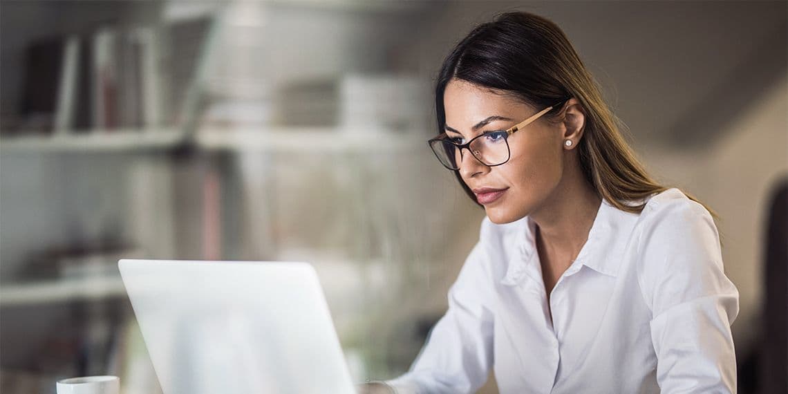 Titelbild für Infoseite "duales Studium mit fachabitur": Studentin am Laptop