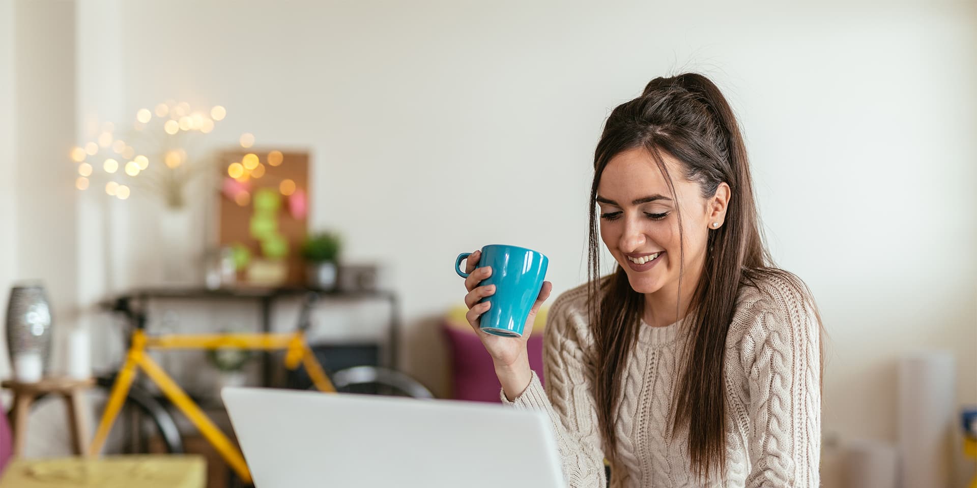 Flexibel studieren: Studentin lernt am Laptop von Zuhause