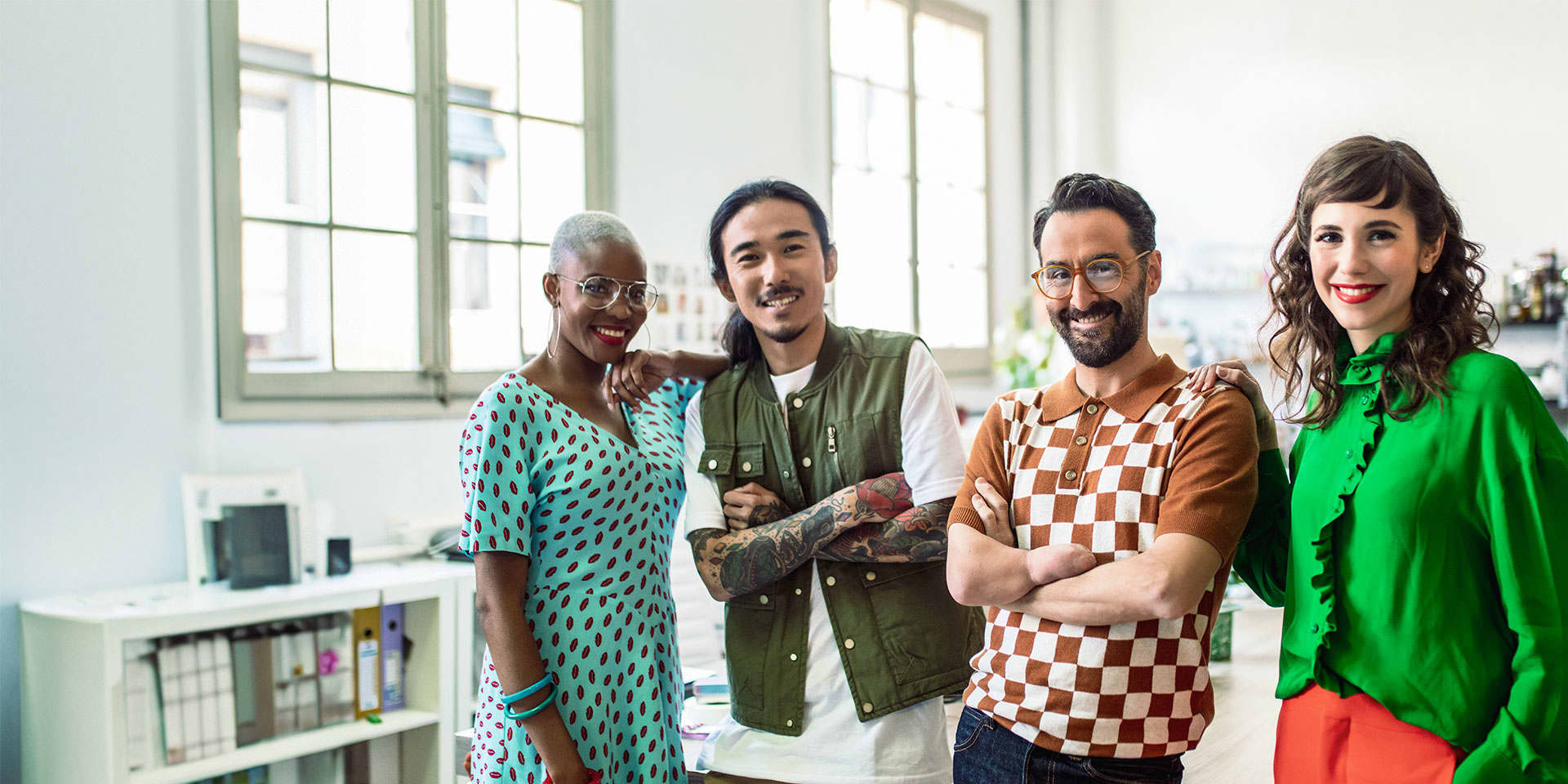 Titelbild für Infoseite “Gendersensible und inklusive Sprache ”: Team arbeitet im Büro